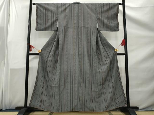 ■■■　サイズ　■■■ 身丈 158cm（肩から） 裄丈 63cm 袖丈 44.5cm　縫込み 3cm 袖幅 32.5cm 前幅 24cm 後幅 29cm 着物縫いこみ 内揚げ 2cm 裄 お袖側 約3.5cm　身頃側 約3.5cm ■■■　商品詳細　■■■ 【化繊】 状態は画像を添付しておりますので、そちらをご確認下さいますよう宜しくお願い致します。 お安く出品致しますので、是非この機会にいかがでしょうか？ ■■■　注意事項　■■■ ■モニター発色の具合により色合いが異なる場合がございます。 ■寸法は多少の誤差が生じる場合がございますのでご了承ください。 ■縫込みの長さが左右非対称の場合は短い部分を記載しております。 左右非対称であってもご返品・お値引き等の保証は出来かねますので、ご了承の上ご購入をお願い致します。 ■シミ等のチェックには注意を払っておりますが、見落としがある場合もございますし、個人の見解も様々ですので神経質な方のご購入はお控えください。 ■箪笥に入っておりました着物や帯なので畳みシワや匂いがあるものもございます。 ■お休みは基本的に土日祝となりますが、その他臨時でお休みする場合がございますのでご了承ください。 ■商品の発送は平日のみの発送となります。 ■夜間と土曜、日曜日はお問い合わせの回答が遅れる場合がございます。 ■当店では、お直し、紋入れ、お手入れ等は承っておりません。 ■生地の状態（ヤケ、経年劣化等）によってはサイズ直しが出来ない場合がございます。 その点もどうかご了承のうえ、ご購入をお願いいたします。 ■弊社で取り扱う商品は一点ものにつき、時期や在庫状況に応じて金額が変更となる場合がございます。 ■検針は行っておりません。予めご了承いただきますようお願いいたします。 ■【洗える着物】と記載のある商品におきましては、商品お届け後に洗濯を行ってしまってからのご返品にはご対応しかねます。 念の為、専門店でのお手入れをお願いいたします。 ■着物のサイズ目安は下記を参考ください↓ ＜女性着物＞　お端折り次第で＋5cm　−1cmが着用可能サイズ 　例）身丈170cmの場合、身長160cm〜175cm ＜男性着物＞　身丈＋約25cm〜27cm程が適応身長 　例）身丈155cmの場合、身長180〜182cm