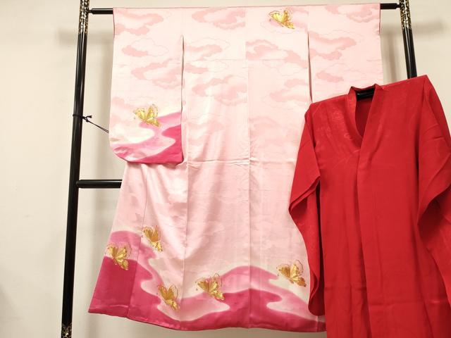 ■■■　サイズ　■■■ 【祝着】 身丈 135.5cm（肩から） 裄丈 57.5cm（肩上げ　0cm） 袖丈 69.5cm　縫込み 3cm 袖幅 30.5cm 前幅 21.5cm 後幅 26.5cm 着物縫いこみ 内揚げ 3cm （腰上げ　0cm） 裄 お袖側 約3cm　身頃側 約4.5cm 【長襦袢】 身丈 115.5cm（肩から） 裄丈 57cm（肩上げ　0cm） 袖丈 69cm　縫込み 6.5cm 袖幅 31cm 前幅 24.5cm 後幅 28cm 着物縫いこみ 内揚げ 0cm （腰上げ　0cm） 裄 お袖側 約0cm　身頃側 約3.5cm ■■■　商品詳細　■■■ 着物【正絹】の状態は接写画像のように下前に薄い汚れがございますが その他特に目立ったシミ汚れなどもなく大変良い状態です。 長襦袢【正絹】の状態は接写画像のように胴裏に薄い汚れがございますが その他表地は特に目立ったシミ汚れなどもなく大変良い状態です。 大変上質な逸品になります。 お安く出品致しますので、是非この機会にいかがでしょうか？ ※着物・襦袢共に肩上げと腰上げがされておりません。 ※長襦袢の袖幅が着物よりも大きい仕立てになっておりますので、ご確認の上ご入札くださいませ。 ■■■　注意事項　■■■ ■モニター発色の具合により色合いが異なる場合がございます。 ■寸法は多少の誤差が生じる場合がございますのでご了承ください。 ■縫込みの長さが左右非対称の場合は短い部分を記載しております。 左右非対称であってもご返品・お値引き等の保証は出来かねますので、ご了承の上ご購入をお願い致します。 ■シミ等のチェックには注意を払っておりますが、見落としがある場合もございますし、個人の見解も様々ですので神経質な方のご購入はお控えください。 ■箪笥に入っておりました着物や帯なので畳みシワや匂いがあるものもございます。 ■お休みは基本的に土日祝となりますが、その他臨時でお休みする場合がございますのでご了承ください。 ■商品の発送は平日のみの発送となります。 ■夜間と土曜、日曜日はお問い合わせの回答が遅れる場合がございます。 ■当店では、お直し、紋入れ、お手入れ等は承っておりません。 ■生地の状態（ヤケ、経年劣化等）によってはサイズ直しが出来ない場合がございます。 その点もどうかご了承のうえ、ご購入をお願いいたします。 ■弊社で取り扱う商品は一点ものにつき、時期や在庫状況に応じて金額が変更となる場合がございます。 ■検針は行っておりません。予めご了承いただきますようお願いいたします。 ■【洗える着物】と記載のある商品におきましては、商品お届け後に洗濯を行ってしまってからのご返品にはご対応しかねます。 念の為、専門店でのお手入れをお願いいたします。 ■着物のサイズ目安は下記を参考ください↓ ＜女性着物＞　お端折り次第で＋5cm　−1cmが着用可能サイズ 　例）身丈170cmの場合、身長160cm〜175cm ＜男性着物＞　身丈＋約25cm〜27cm程が適応身長 　例）身丈155cmの場合、身長180〜182cm