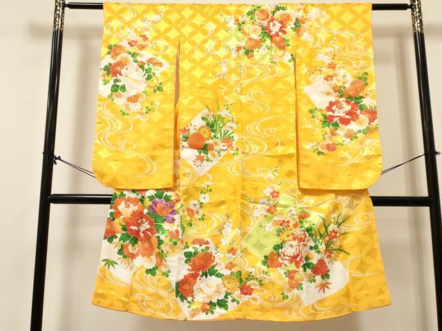 ■■■　サイズ　■■■ 【祝着】 身丈 120cm（肩から） 裄丈 54cm（肩上げ　0cm） 袖丈 74cm　縫込み 1.5cm 袖幅 30.5cm 前幅 17cm 後幅 22.5cm 着物縫いこみ 内揚げ 0cm （腰上げ　0cm） 裄 お袖側 約1.5cm　身頃側 約1cm ■■■　商品詳細　■■■ 着物【化繊・重ね衿：取り外し可能】の 状態は特に目立ったシミ汚れなどもなく大変良い状態です。 お安く出品致しますので、是非この機会にいかがでしょうか？ ※ご自身で洗濯された場合の保証はできかねます。専門店にご相談ください。 ※肩上げと腰上げがされておりません。 ■■■　注意事項　■■■ ■モニター発色の具合により色合いが異なる場合がございます。 ■寸法は多少の誤差が生じる場合がございますのでご了承ください。 ■縫込みの長さが左右非対称の場合は短い部分を記載しております。 左右非対称であってもご返品・お値引き等の保証は出来かねますので、ご了承の上ご購入をお願い致します。 ■シミ等のチェックには注意を払っておりますが、見落としがある場合もございますし、個人の見解も様々ですので神経質な方のご購入はお控えください。 ■箪笥に入っておりました着物や帯なので畳みシワや匂いがあるものもございます。 ■お休みは基本的に土日祝となりますが、その他臨時でお休みする場合がございますのでご了承ください。 ■商品の発送は平日のみの発送となります。 ■夜間と土曜、日曜日はお問い合わせの回答が遅れる場合がございます。 ■当店では、お直し、紋入れ、お手入れ等は承っておりません。 ■生地の状態（ヤケ、経年劣化等）によってはサイズ直しが出来ない場合がございます。 その点もどうかご了承のうえ、ご購入をお願いいたします。 ■弊社で取り扱う商品は一点ものにつき、時期や在庫状況に応じて金額が変更となる場合がございます。 ■検針は行っておりません。予めご了承いただきますようお願いいたします。 ■【洗える着物】と記載のある商品におきましては、商品お届け後に洗濯を行ってしまってからのご返品にはご対応しかねます。 念の為、専門店でのお手入れをお願いいたします。 ■着物のサイズ目安は下記を参考ください↓ ＜女性着物＞　お端折り次第で＋5cm　−1cmが着用可能サイズ 　例）身丈170cmの場合、身長160cm〜175cm ＜男性着物＞　身丈＋約25cm〜27cm程が適応身長 　例）身丈155cmの場合、身長180〜182cm