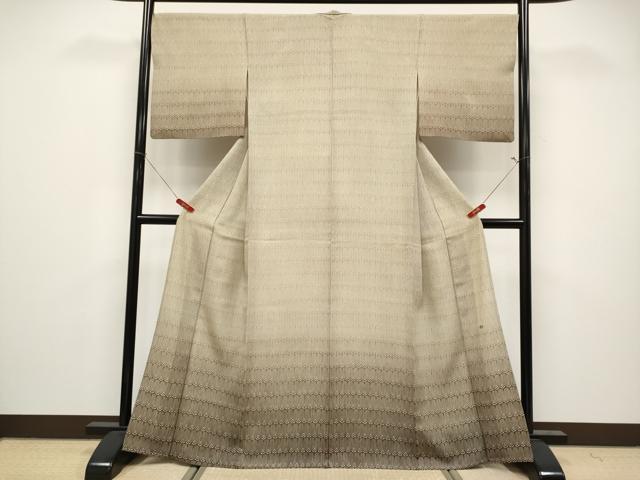 ■■■　サイズ　■■■ 身丈 165.5cm（肩から） 裄丈 68cm 袖丈 48.5cm　 縫込み 4.5cm 袖幅 35.5cm 前幅 24.5cm 後幅 30.5cm 着物縫いこみ 内揚げ 0cm 裄 お袖側 約 0cm　身頃側 約 0cm ■■■　商品詳細　■■■ 【正絹】 状態は特に目立ったシミ汚れなどもなく大変良い状態です。 【渋谷和子】 マニラメトロポリタン美術館1957年　　 東京市立美術大学工芸科染織専攻科終了 1961年　　日展特選北斗賞受賞 1971年　　染織の新世代展　東京国立近代美術館 1980年　　ファイバーアーズアート展 1983年　　京の染現代作家12人展　京都市美術館 1990年　　90美術選抜展　京都市美術館 1993年　　京都府あけぼの賞受賞 1994年　　現代の染展　国立美術館／大阪 1998年　　京都美術文化賞受賞 2001年　　京の工芸1945―2000　国立近代美術館／京都・東京 2003年　　京都市芸術功労賞受賞 現在　京都工芸作家協会（会員）民族芸術学（会員） 大変上質な極上の逸品になります。 お安く出品致しますので、是非この機会にいかがでしょうか？ ■■■　注意事項　■■■ ■モニター発色の具合により色合いが異なる場合がございます。 ■寸法は多少の誤差が生じる場合がございますのでご了承ください。 ■縫込みの長さが左右非対称の場合は短い部分を記載しております。 左右非対称であってもご返品・お値引き等の保証は出来かねますので、ご了承の上ご購入をお願い致します。 ■シミ等のチェックには注意を払っておりますが、見落としがある場合もございますし、個人の見解も様々ですので神経質な方のご購入はお控えください。 ■箪笥に入っておりました着物や帯なので畳みシワや匂いがあるものもございます。 ■お休みは基本的に土日祝となりますが、その他臨時でお休みする場合がございますのでご了承ください。 ■商品の発送は平日のみの発送となります。 ■夜間と土曜、日曜日はお問い合わせの回答が遅れる場合がございます。 ■当店では、お直し、紋入れ、お手入れ等は承っておりません。 ■生地の状態（ヤケ、経年劣化等）によってはサイズ直しが出来ない場合がございます。 その点もどうかご了承のうえ、ご購入をお願いいたします。 ■弊社で取り扱う商品は一点ものにつき、時期や在庫状況に応じて金額が変更となる場合がございます。 ■検針は行っておりません。予めご了承いただきますようお願いいたします。 ■【洗える着物】と記載のある商品におきましては、商品お届け後に洗濯を行ってしまってからのご返品にはご対応しかねます。 念の為、専門店でのお手入れをお願いいたします。 ■写真に写っている物が全てになります。 それ以外の付属品はございませんのでご了承ください。 ■状態に関する写真につきましては、掲載可能な写真枚数に限りがあるため、 各箇所につき1枚参考画像を掲載しております。 ■着物のサイズ目安は下記を参考ください↓ ＜女性着物＞　お端折り次第で＋5cm　－10cmが着用可能サイズ 　例）身丈170cmの場合、身長160cm～175cm ＜男性着物＞　身丈＋約25cm～27cm程が適応身長 　例）身丈155cmの場合、身長180cm～182cm