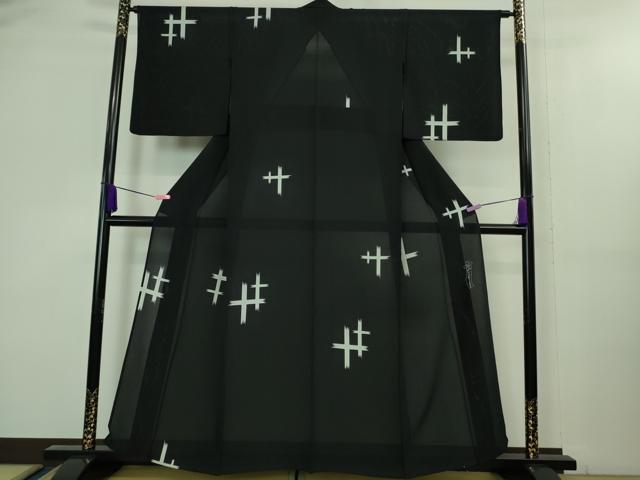 ■■■　サイズ　■■■ 身丈 157cm（肩から） 裄丈 66cm 袖丈 48cm 縫込み 5.5cm 袖幅 34.5cm 前幅 24.5cm 後幅 29cm 着物縫いこみ 内揚げ 6.5cm 裄 お袖側 約 1cm　身頃側 約 1.5cm ■■■　商品詳細　■■■ 【正絹】 状態は特に目立ったシミ汚れなどもなく大変良い状態です。 ジュサブローの名で親しまれる辻村寿三郎は、 日本を代表する人形師です。 50年以上のキャリアを持ち、 芸術選奨文部科学大臣新人賞などの受賞歴もある世界的人形師です。 古くは、NHKの人形劇「新八犬伝」で人形美術を担当して脚光を浴びました。 辻村ジュサブローは、旧満州 錦州省朝陽に生まれ、 少年時代を大陸で過ごし、戦争を経て終戦は広島の地で迎えます。 22歳の時の母の死をきっかけに上京し、小道具制作の会社に就職、 26歳で独立し、幼い頃よりの趣味であった 創作人形を一生の仕事と決意します。 NHKの「新八犬伝」で注目の人となってからは 舞台や映画等の衣裳デザイン、演出、脚本、 アートディレクター等、多岐に渡り活躍しています。 辻村ジュサブローの精力的な活動は、人形の世界にとどまらず、 総合的なアーティストとして国内外からも大きな注目を集めつづけています。 その辻村ジュサブローの着物ブランド ジュサブローは、 鋭い美意識で独自の世界観が表現されています。 桜やうさぎなどをモチーフにした訪問着などが人気で、 ジュサブロー独自の色使い、 デザインワークは多くのファンから支持されています。 女優さんにもジュサブローの着物は人気が高く、 プライベートでも愛用されている方もいらっしゃるそうです。 大変上質な極上の逸品になります。 お安く出品致しますので、是非この機会にいかがでしょうか？ ■■■　注意事項　■■■ ■モニター発色の具合により色合いが異なる場合がございます。 ■寸法は多少の誤差が生じる場合がございますのでご了承ください。 ■縫込みの長さが左右非対称の場合は短い部分を記載しております。 左右非対称であってもご返品・お値引き等の保証は出来かねますので、ご了承の上ご購入をお願い致します。 ■シミ等のチェックには注意を払っておりますが、見落としがある場合もございますし、個人の見解も様々ですので神経質な方のご購入はお控えください。 ■箪笥に入っておりました着物や帯なので畳みシワや匂いがあるものもございます。 ■お休みは基本的に土日祝となりますが、その他臨時でお休みする場合がございますのでご了承ください。 ■商品の発送は平日のみの発送となります。 ■夜間と土曜、日曜日はお問い合わせの回答が遅れる場合がございます。 ■当店では、お直し、紋入れ、お手入れ等は承っておりません。 ■生地の状態（ヤケ、経年劣化等）によってはサイズ直しが出来ない場合がございます。 その点もどうかご了承のうえ、ご購入をお願いいたします。 ■弊社で取り扱う商品は一点ものにつき、時期や在庫状況に応じて金額が変更となる場合がございます。 ■検針は行っておりません。予めご了承いただきますようお願いいたします。 ■【洗える着物】と記載のある商品におきましては、商品お届け後に洗濯を行ってしまってからのご返品にはご対応しかねます。 念の為、専門店でのお手入れをお願いいたします。 ■着物のサイズ目安は下記を参考ください↓ ＜女性着物＞　お端折り次第で＋5?　−10?が着用可能サイズ 　例）身丈170?の場合、身長160?〜175? ＜男性着物＞　身丈＋約25?〜27?程が適応身長 　例）身丈155?の場合、身長180〜182?