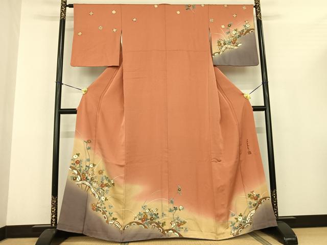 ■■■　サイズ　■■■ 身丈 162cm（肩から） 裄丈 65cm 袖丈 48cm　縫込み 6cm 袖幅 33cm 前幅 25cm 後幅 31cm 着物縫いこみ 内揚げ 7cm 裄 お袖側 約4cm　身頃側 約4cm ■■■　商品詳細　■■■ 【正絹】 状態は特に目立ったシミ汚れなどもなく大変良い状態です。 [千地泰弘] 「和の魂をもって洋の才を活かす」 和の精神と洋の文化のクロスオーバー 京都から世界へと友禅の限りない可能性を展開 遠く旅をして作り上げた千地泰弘永遠のテーマです。 著名人の衣装など数々の作品を手がけ、 国内外で人気を博している千地泰弘氏。 トレードマークは「天女」が描かれております。 千地泰弘さんは仏教画家を父に持ち、 父と友にロサンゼルス西本願寺別院の大壁画を3年かけて製作し、 帰国後、友禅の世界に魅せられ 着物の道を歩み始めます。 紅白歌合戦で話題の大衣裳を作る等、 数多くの芸能人の衣裳を手がける一方、ウィーンで着物展覧会をした際に、 ウィーン市庁より芸術文化勲章を叙勲するなど、 日本だけでなく世界で活躍する友禅作家として活動しています。 大変上質な逸品になります。 お安く出品致しますので、是非この機会にいかがでしょうか？ ■■■　注意事項　■■■ ■モニター発色の具合により色合いが異なる場合がございます。 ■寸法は多少の誤差が生じる場合がございますのでご了承ください。 ■縫込みの長さが左右非対称の場合は短い部分を記載しております。 左右非対称であってもご返品・お値引き等の保証は出来かねますので、ご了承の上ご購入をお願い致します。 ■シミ等のチェックには注意を払っておりますが、見落としがある場合もございますし、個人の見解も様々ですので神経質な方のご購入はお控えください。 ■箪笥に入っておりました着物や帯なので畳みシワや匂いがあるものもございます。 ■お休みは基本的に土日祝となりますが、その他臨時でお休みする場合がございますのでご了承ください。 ■商品の発送は平日のみの発送となります。 ■夜間と土曜、日曜日はお問い合わせの回答が遅れる場合がございます。 ■当店では、お直し、紋入れ、お手入れ等は承っておりません。 ■生地の状態（ヤケ、経年劣化等）によってはサイズ直しが出来ない場合がございます。 その点もどうかご了承のうえ、ご購入をお願いいたします。 ■弊社で取り扱う商品は一点ものにつき、時期や在庫状況に応じて金額が変更となる場合がございます。 ■検針は行っておりません。予めご了承いただきますようお願いいたします。 ■【洗える着物】と記載のある商品におきましては、商品お届け後に洗濯を行ってしまってからのご返品にはご対応しかねます。 念の為、専門店でのお手入れをお願いいたします。 ■着物のサイズ目安は下記を参考ください↓ ＜女性着物＞　お端折り次第で＋5cm　−1cmが着用可能サイズ 　例）身丈170cmの場合、身長160cm〜175cm ＜男性着物＞　身丈＋約25cm〜27cm程が適応身長 　例）身丈155cmの場合、身長180〜182cm
