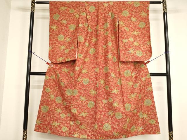 ■■■　サイズ　■■■ 【祝着】 身丈 142.5cm（肩から） 裄丈 51cm（肩上げ　4cm） 袖丈 67cm　縫込み 9cm 袖幅 31.5cm 前幅 19.5cm 後幅 28cm 着物縫いこみ 内揚げ 4.5cm （腰上げ　0cm） 裄 お袖側 約2.5cm　身頃側 約1cm ■■■　商品詳細　■■■ 着物【正絹】の状態は特に目立ったシミ汚れなどもなく大変良い状態です。 大変上質な逸品になります。 お安く出品致しますので、是非この機会にいかがでしょうか？ ■■■　注意事項　■■■ ■モニター発色の具合により色合いが異なる場合がございます。 ■寸法は多少の誤差が生じる場合がございますのでご了承ください。 ■縫込みの長さが左右非対称の場合は短い部分を記載しております。 左右非対称であってもご返品・お値引き等の保証は出来かねますので、ご了承の上ご購入をお願い致します。 ■シミ等のチェックには注意を払っておりますが、見落としがある場合もございますし、個人の見解も様々ですので神経質な方のご購入はお控えください。 ■箪笥に入っておりました着物や帯なので畳みシワや匂いがあるものもございます。 ■お休みは基本的に土日祝となりますが、その他臨時でお休みする場合がございますのでご了承ください。 ■商品の発送は平日のみの発送となります。 ■夜間と土曜、日曜日はお問い合わせの回答が遅れる場合がございます。 ■当店では、お直し、紋入れ、お手入れ等は承っておりません。 ■生地の状態（ヤケ、経年劣化等）によってはサイズ直しが出来ない場合がございます。 その点もどうかご了承のうえ、ご購入をお願いいたします。 ■弊社で取り扱う商品は一点ものにつき、時期や在庫状況に応じて金額が変更となる場合がございます。 ■検針は行っておりません。予めご了承いただきますようお願いいたします。 ■【洗える着物】と記載のある商品におきましては、商品お届け後に洗濯を行ってしまってからのご返品にはご対応しかねます。 念の為、専門店でのお手入れをお願いいたします。 ■写真に写っている物が全てになります。それ以外の付属品はございませんのでご了承ください。 ■状態に関する写真につきましては、掲載可能な写真枚数に限りがあるため、各箇所につき1枚参考画像を掲載しております。 ■着物のサイズ目安は下記を参考ください↓ ＜女性着物＞　お端折り次第で＋5cm　－1cmが着用可能サイズ 　例）身丈170cmの場合、身長160cm～175cm ＜男性着物＞　身丈＋約25cm～27cm程が適応身長 　例）身丈155cmの場合、身長180～182cm