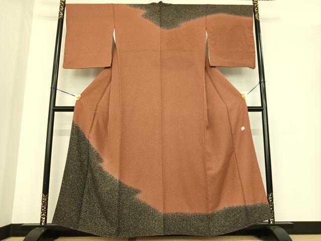 ■■■　サイズ　■■■ 身丈 159cm（肩から） 裄丈 68cm 袖丈 50cm　縫込み 5.5cm 袖幅 33cm 前幅 25cm 後幅 29cm 着物縫いこみ 内揚げ 6cm 裄 お袖側 約3cm　身頃側 約0cm ■■■　商品詳細　■■■ 【正絹】 状態は特に目立ったシミ汚れなどもなく大変良い状態です。 花井幸子さんは着る人を幸福にし続けるというコンセプトのもと、 長きにわたって活躍しておられます。 華やかでお洒落なデザイン性が多くのファンを魅了し続けています。 優雅にはんなりとして、ときにクラシックな華やかさを提案しております。 花井幸子はセツ・モードセミナーを修了後、1964年にアトリエ花井を設立。 1968年に銀座に「マダム花井」ブティックを開設し、 1970年から「YUKIKO HANAI」としてコレクションを発表、 40年以上にわたって年2回の新作発表を続けてきました。 花井幸子らしいデザイン、こだわりは多くのファンを魅了し、 身に付けるだけで幸せになると評判です。 大変上質な逸品になります。 お安く出品致しますので、是非この機会にいかがでしょうか？ ■■■　注意事項　■■■ ■モニター発色の具合により色合いが異なる場合がございます。 ■寸法は多少の誤差が生じる場合がございますのでご了承ください。 ■縫込みの長さが左右非対称の場合は短い部分を記載しております。 左右非対称であってもご返品・お値引き等の保証は出来かねますので、ご了承の上ご購入をお願い致します。 ■シミ等のチェックには注意を払っておりますが、見落としがある場合もございますし、個人の見解も様々ですので神経質な方のご購入はお控えください。 ■箪笥に入っておりました着物や帯なので畳みシワや匂いがあるものもございます。 ■お休みは基本的に土日祝となりますが、その他臨時でお休みする場合がございますのでご了承ください。 ■商品の発送は平日のみの発送となります。 ■夜間と土曜、日曜日はお問い合わせの回答が遅れる場合がございます。 ■当店では、お直し、紋入れ、お手入れ等は承っておりません。 ■生地の状態（ヤケ、経年劣化等）によってはサイズ直しが出来ない場合がございます。 その点もどうかご了承のうえ、ご購入をお願いいたします。 ■弊社で取り扱う商品は一点ものにつき、時期や在庫状況に応じて金額が変更となる場合がございます。 ■検針は行っておりません。予めご了承いただきますようお願いいたします。 ■【洗える着物】と記載のある商品におきましては、商品お届け後に洗濯を行ってしまってからのご返品にはご対応しかねます。 念の為、専門店でのお手入れをお願いいたします。 ■着物のサイズ目安は下記を参考ください↓ ＜女性着物＞　お端折り次第で＋5cm　−1cmが着用可能サイズ 　例）身丈170cmの場合、身長160cm〜175cm ＜男性着物＞　身丈＋約25cm〜27cm程が適応身長 　例）身丈155cmの場合、身長180〜182cm
