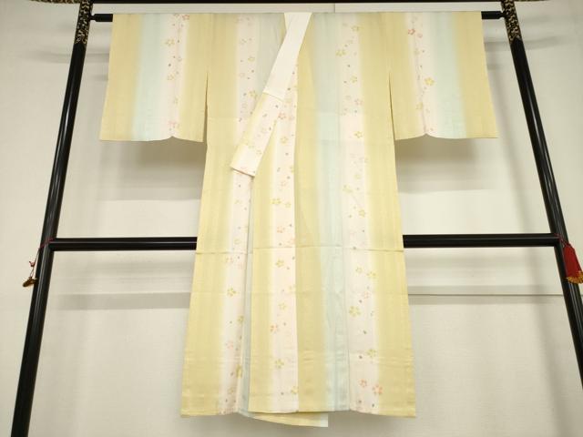 ■■■　サイズ　■■■ 身丈 121cm（肩から） 裄丈 64cm 袖丈 47cm　縫込み 6.5cm 袖幅 31cm 前幅 30cm 後幅 32.5cm 着物縫いこみ 内揚げ 9cm 裄 お袖側 約3cm　身頃側 約1cm ■■■　商品詳細　■■■ 【正絹・未使用】 状態は特に目立ったシミ汚れなどもなく大変良い状態です。 大変上質な逸品になります。 お安く出品致しますので、是非この機会にいかがでしょうか？ ■■■　注意事項　■■■ ■モニター発色の具合により色合いが異なる場合がございます。 ■寸法は多少の誤差が生じる場合がございますのでご了承ください。 ■縫込みの長さが左右非対称の場合は短い部分を記載しております。 左右非対称であってもご返品・お値引き等の保証は出来かねますので、ご了承の上ご購入をお願い致します。 ■シミ等のチェックには注意を払っておりますが、見落としがある場合もございますし、個人の見解も様々ですので神経質な方のご購入はお控えください。 ■箪笥に入っておりました着物や帯なので畳みシワや匂いがあるものもございます。 ■お休みは基本的に土日祝となりますが、その他臨時でお休みする場合がございますのでご了承ください。 ■商品の発送は平日のみの発送となります。 ■夜間と土曜、日曜日はお問い合わせの回答が遅れる場合がございます。 ■当店では、お直し、紋入れ、お手入れ等は承っておりません。 ■生地の状態（ヤケ、経年劣化等）によってはサイズ直しが出来ない場合がございます。 その点もどうかご了承のうえ、ご購入をお願いいたします。 ■弊社で取り扱う商品は一点ものにつき、時期や在庫状況に応じて金額が変更となる場合がございます。 ■検針は行っておりません。予めご了承いただきますようお願いいたします。 ■【洗える着物】と記載のある商品におきましては、商品お届け後に洗濯を行ってしまってからのご返品にはご対応しかねます。 念の為、専門店でのお手入れをお願いいたします。 ■着物のサイズ目安は下記を参考ください↓ ＜女性着物＞　お端折り次第で＋5cm　−1cmが着用可能サイズ 　例）身丈170cmの場合、身長160cm〜175cm ＜男性着物＞　身丈＋約25cm〜27cm程が適応身長 　例）身丈155cmの場合、身長180〜182cm