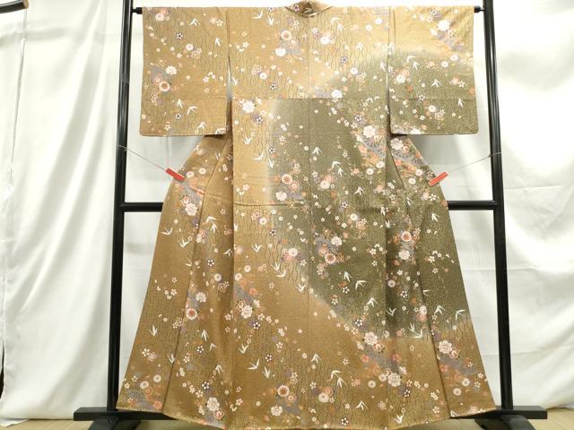 ■■■　サイズ　■■■ 身丈 159cm（肩から） 裄丈 64cm 袖丈 52cm　縫込み 6.5cm 袖幅 33cm 前幅 24cm 後幅 29cm 着物縫いこみ 内揚げ 7cm 裄 お袖側 約3cm　身頃側 約5cm ■■■　商品詳細　■■■ 【正絹】 状態は特に目立ったシミ汚れなどもなく大変良い状態です。 大変上質な逸品になります。 お安く出品致しますので、是非この機会にいかがでしょうか？ ■■■　注意事項　■■■ ■モニター発色の具合により色合いが異なる場合がございます。 ■寸法は多少の誤差が生じる場合がございますのでご了承ください。 ■縫込みの長さが左右非対称の場合は短い部分を記載しております。 左右非対称であってもご返品・お値引き等の保証は出来かねますので、ご了承の上ご購入をお願い致します。 ■シミ等のチェックには注意を払っておりますが、見落としがある場合もございますし、個人の見解も様々ですので神経質な方のご購入はお控えください。 ■箪笥に入っておりました着物や帯なので畳みシワや匂いがあるものもございます。 ■お休みは基本的に土日祝となりますが、その他臨時でお休みする場合がございますのでご了承ください。 ■商品の発送は平日のみの発送となります。 ■夜間と土曜、日曜日はお問い合わせの回答が遅れる場合がございます。 ■当店では、お直し、紋入れ、お手入れ等は承っておりません。 ■生地の状態（ヤケ、経年劣化等）によってはサイズ直しが出来ない場合がございます。 その点もどうかご了承のうえ、ご購入をお願いいたします。 ■弊社で取り扱う商品は一点ものにつき、時期や在庫状況に応じて金額が変更となる場合がございます。 ■検針は行っておりません。予めご了承いただきますようお願いいたします。 ■【洗える着物】と記載のある商品におきましては、商品お届け後に洗濯を行ってしまってからのご返品にはご対応しかねます。 念の為、専門店でのお手入れをお願いいたします。 ■着物のサイズ目安は下記を参考ください↓ ＜女性着物＞　お端折り次第で＋5cm　−1cmが着用可能サイズ 　例）身丈170cmの場合、身長160cm〜175cm ＜男性着物＞　身丈＋約25cm〜27cm程が適応身長 　例）身丈155cmの場合、身長180〜182cm
