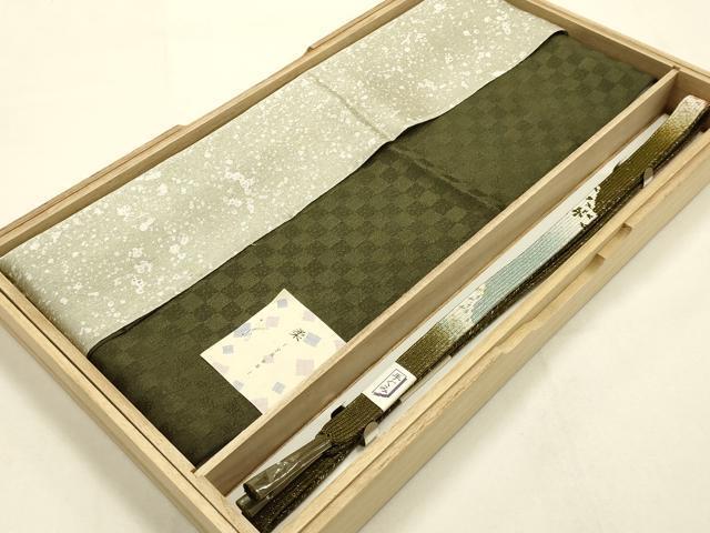 ■■■　商品詳細　■■■ 【正絹・未使用】 状態は参考画像のように帯締めに薄い汚れ、帯揚げにヤケ・糸よれがございます。 大変上質な逸品になります。 お安く出品致しますので、是非この機会にいかがでしょうか？ 帯締め長さ　約154cm ■■■　注意事項　■■■ ■モニター発色の具合により色合いが異なる場合がございます。 ■寸法は多少の誤差が生じる場合がございますのでご了承ください。 ■縫込みの長さが左右非対称の場合は短い部分を記載しております。 左右非対称であってもご返品・お値引き等の保証は出来かねますので、ご了承の上ご購入をお願い致します。 ■シミ等のチェックには注意を払っておりますが、見落としがある場合もございますし、個人の見解も様々ですので神経質な方のご購入はお控えください。 ■箪笥に入っておりました着物や帯なので畳みシワや匂いがあるものもございます。 ■お休みは基本的に土日祝となりますが、その他臨時でお休みする場合がございますのでご了承ください。 ■商品の発送は平日のみの発送となります。 ■夜間と土曜、日曜日はお問い合わせの回答が遅れる場合がございます。 ■当店では、お直し、紋入れ、お手入れ等は承っておりません。 ■生地の状態（ヤケ、経年劣化等）によってはサイズ直しが出来ない場合がございます。 その点もどうかご了承のうえ、ご購入をお願いいたします。 ■弊社で取り扱う商品は一点ものにつき、時期や在庫状況に応じて金額が変更となる場合がございます。 ■検針は行っておりません。予めご了承いただきますようお願いいたします。 ■【洗える着物】と記載のある商品におきましては、商品お届け後に洗濯を行ってしまってからのご返品にはご対応しかねます。 念の為、専門店でのお手入れをお願いいたします。 ■着物のサイズ目安は下記を参考ください↓ ＜女性着物＞　お端折り次第で＋5cm　−1cmが着用可能サイズ 　例）身丈170cmの場合、身長160cm〜175cm ＜男性着物＞　身丈＋約25cm〜27cm程が適応身長 　例）身丈155cmの場合、身長180〜182cm