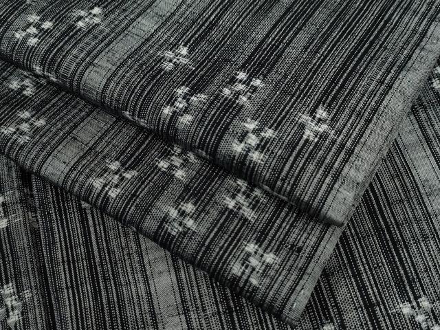 ■■■　サイズ　■■■ 身丈 163.5cm（肩から） 裄丈 65cm 袖丈 47cm　縫込み 3cm 袖幅 34cm 前幅 25cm 後幅 30cm 着物縫いこみ 内揚げ 0cm 裄 お袖側 約3cm　身頃側 約3cm ■■■　商品詳細　■■■ 【正絹】 状態は接写画像のように衿裏・衿山に薄い汚れがございますが その他特に目立ったシミ汚れなどもなく大変良い状態です。 大変上質な逸品になります。 お安く出品致しますので、是非この機会にいかがでしょうか？ ■■■　注意事項　■■■ ■モニター発色の具合により色合いが異なる場合がございます。 ■寸法は多少の誤差が生じる場合がございますのでご了承ください。 ■縫込みの長さが左右非対称の場合は短い部分を記載しております。 左右非対称であってもご返品・お値引き等の保証は出来かねますので、ご了承の上ご購入をお願い致します。 ■シミ等のチェックには注意を払っておりますが、見落としがある場合もございますし、個人の見解も様々ですので神経質な方のご購入はお控えください。 ■箪笥に入っておりました着物や帯なので畳みシワや匂いがあるものもございます。 ■お休みは基本的に土日祝となりますが、その他臨時でお休みする場合がございますのでご了承ください。 ■商品の発送は平日のみの発送となります。 ■夜間と土曜、日曜日はお問い合わせの回答が遅れる場合がございます。 ■当店では、お直し、紋入れ、お手入れ等は承っておりません。 ■生地の状態（ヤケ、経年劣化等）によってはサイズ直しが出来ない場合がございます。 その点もどうかご了承のうえ、ご購入をお願いいたします。 ■弊社で取り扱う商品は一点ものにつき、時期や在庫状況に応じて金額が変更となる場合がございます。 ■検針は行っておりません。予めご了承いただきますようお願いいたします。 ■【洗える着物】と記載のある商品におきましては、商品お届け後に洗濯を行ってしまってからのご返品にはご対応しかねます。 念の為、専門店でのお手入れをお願いいたします。 ■着物のサイズ目安は下記を参考ください↓ ＜女性着物＞　お端折り次第で＋5?　−10?が着用可能サイズ 　例）身丈170?の場合、身長160?〜175? ＜男性着物＞　身丈＋約25?〜27?程が適応身長 　例）身丈155?の場合、身長180〜182?