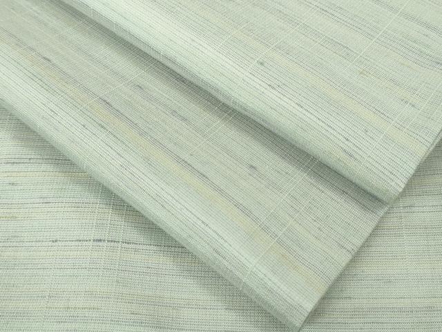 ■■■　サイズ　■■■ 身丈 157.5cm（肩から） 裄丈 64.5cm 袖丈 49cm 縫込み 5cm 袖幅 33cm 前幅 23.5cm 後幅 29cm 着物縫いこみ 内揚げ 5cm 裄 お袖側 約 2cm　身頃側 約 2.5cm ■■■　商品詳細　■■■ 【正絹】 状態は接写画像のように 衿に点穴がございますが その他特に目立ったシミ汚れなどもなく大変良い状態です。 山形県米沢市で生産される絹織物で、 紅花からとれる染料で染めた先染めの真綿糸や 座繰り糸を用いて織る先染め織物です。 紅花染めは草木染の中でも色の定着が難しく、退色も激しいので、 思い通りの色合いに染めるのが非常に難しいものです。 紅花からとれる染料のうち、99％が黄色で、わずか1％が赤色です。 一反のきものを紅に染めるには90〜100万輪もの華が必要とされる、 赤としては非常に貴重な染料です。 紅花で染色された糸は、太陽光線によって薄く柔らかいピンク色に発色しますが、 気温や湿度などの条件で色が変化します。 紅花紬はその色の柔らかな感じと暖かな印象、素朴な風合いが好まれています。 大変上質な極上の逸品になります。 お安く出品致しますので、是非この機会にいかがでしょうか？ ■■■　注意事項　■■■ ■モニター発色の具合により色合いが異なる場合がございます。 ■寸法は多少の誤差が生じる場合がございますのでご了承ください。 ■縫込みの長さが左右非対称の場合は短い部分を記載しております。 左右非対称であってもご返品・お値引き等の保証は出来かねますので、ご了承の上ご購入をお願い致します。 ■シミ等のチェックには注意を払っておりますが、見落としがある場合もございますし、個人の見解も様々ですので神経質な方のご購入はお控えください。 ■箪笥に入っておりました着物や帯なので畳みシワや匂いがあるものもございます。 ■お休みは基本的に土日祝となりますが、その他臨時でお休みする場合がございますのでご了承ください。 ■商品の発送は平日のみの発送となります。 ■夜間と土曜、日曜日はお問い合わせの回答が遅れる場合がございます。 ■当店では、お直し、紋入れ、お手入れ等は承っておりません。 ■生地の状態（ヤケ、経年劣化等）によってはサイズ直しが出来ない場合がございます。 その点もどうかご了承のうえ、ご購入をお願いいたします。 ■弊社で取り扱う商品は一点ものにつき、時期や在庫状況に応じて金額が変更となる場合がございます。 ■検針は行っておりません。予めご了承いただきますようお願いいたします。 ■【洗える着物】と記載のある商品におきましては、商品お届け後に洗濯を行ってしまってからのご返品にはご対応しかねます。 念の為、専門店でのお手入れをお願いいたします。 ■着物のサイズ目安は下記を参考ください↓ ＜女性着物＞　お端折り次第で＋5?　−10?が着用可能サイズ 　例）身丈170?の場合、身長160?〜175? ＜男性着物＞　身丈＋約25?〜27?程が適応身長 　例）身丈155?の場合、身長180〜182?