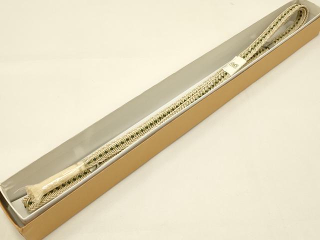 ■■■　商品詳細　■■■ 【正絹・未使用】 状態は特に目立ったシミ汚れなどもなく大変良い状態です。 大変上質な逸品になります。 お安く出品致しますので、是非この機会にいかがでしょうか？ ■■■　注意事項　■■■ ■モニター発色の具合により色合いが異なる場合がございます。 ■寸法は多少の誤差が生じる場合がございますのでご了承ください。 ■縫込みの長さが左右非対称の場合は短い部分を記載しております。 左右非対称であってもご返品・お値引き等の保証は出来かねますので、ご了承の上ご購入をお願い致します。 ■シミ等のチェックには注意を払っておりますが、見落としがある場合もございますし、個人の見解も様々ですので神経質な方のご購入はお控えください。 ■箪笥に入っておりました着物や帯なので畳みシワや匂いがあるものもございます。 ■お休みは基本的に土日祝となりますが、その他臨時でお休みする場合がございますのでご了承ください。 ■商品の発送は平日のみの発送となります。 ■夜間と土曜、日曜日はお問い合わせの回答が遅れる場合がございます。 ■当店では、お直し、紋入れ、お手入れ等は承っておりません。 ■生地の状態（ヤケ、経年劣化等）によってはサイズ直しが出来ない場合がございます。 その点もどうかご了承のうえ、ご購入をお願いいたします。 ■弊社で取り扱う商品は一点ものにつき、時期や在庫状況に応じて金額が変更となる場合がございます。 ■検針は行っておりません。予めご了承いただきますようお願いいたします。 ■【洗える着物】と記載のある商品におきましては、商品お届け後に洗濯を行ってしまってからのご返品にはご対応しかねます。 念の為、専門店でのお手入れをお願いいたします。 ■着物のサイズ目安は下記を参考ください↓ ＜女性着物＞　お端折り次第で＋5?　−10?が着用可能サイズ 　例）身丈170?の場合、身長160?〜175? ＜男性着物＞　身丈＋約25?〜27?程が適応身長 　例）身丈155?の場合、身長180〜182? ■■■　サイズ　■■■ 長さ　約157.5cm（房を除く）