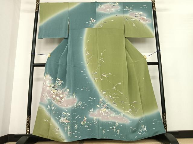 ■■■　サイズ　■■■ 身丈 159cm（肩から） 裄丈 68cm 袖丈 48cm　縫込み 3.5cm 袖幅 34cm 前幅 25cm 後幅 31cm 着物縫いこみ 内揚げ 6cm 裄 お袖側 約2cm　身頃側 約1cm ■■■　商品詳細　■■■ 【正絹】 状態は接写画像のように衿山に薄い汚れがございますが その他特に目立ったシミ汚れなどもなく大変良い状態です。 大変上質な逸品になります。 お安く出品致しますので、是非この機会にいかがでしょうか？ ■■■　注意事項　■■■ ■モニター発色の具合により色合いが異なる場合がございます。 ■寸法は多少の誤差が生じる場合がございますのでご了承ください。 ■縫込みの長さが左右非対称の場合は短い部分を記載しております。 左右非対称であってもご返品・お値引き等の保証は出来かねますので、ご了承の上ご購入をお願い致します。 ■シミ等のチェックには注意を払っておりますが、見落としがある場合もございますし、個人の見解も様々ですので神経質な方のご購入はお控えください。 ■箪笥に入っておりました着物や帯なので畳みシワや匂いがあるものもございます。 ■お休みは基本的に土日祝となりますが、その他臨時でお休みする場合がございますのでご了承ください。 ■商品の発送は平日のみの発送となります。 ■夜間と土曜、日曜日はお問い合わせの回答が遅れる場合がございます。 ■当店では、お直し、紋入れ、お手入れ等は承っておりません。 ■生地の状態（ヤケ、経年劣化等）によってはサイズ直しが出来ない場合がございます。 その点もどうかご了承のうえ、ご購入をお願いいたします。 ■弊社で取り扱う商品は一点ものにつき、時期や在庫状況に応じて金額が変更となる場合がございます。 ■検針は行っておりません。予めご了承いただきますようお願いいたします。 ■【洗える着物】と記載のある商品におきましては、商品お届け後に洗濯を行ってしまってからのご返品にはご対応しかねます。 念の為、専門店でのお手入れをお願いいたします。 ■着物のサイズ目安は下記を参考ください↓ ＜女性着物＞　お端折り次第で＋5cm　−1cmが着用可能サイズ 　例）身丈170cmの場合、身長160cm〜175cm ＜男性着物＞　身丈＋約25cm〜27cm程が適応身長 　例）身丈155cmの場合、身長180〜182cm