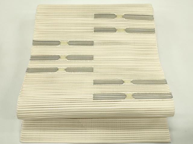 ■■■　サイズ　■■■ 長さ 355cm 幅 30.5cm程 ■■■　商品詳細　■■■ 【正絹】 状態は接写画像のように 太鼓・胴回りに薄い汚れがございますが その他特に目立ったシミ汚れなどもなく大変良い状態です。 大変上質な逸品になります。 お安く出品致しますので、是非この機会にいかがでしょうか？ ※保管臭がございます。 ■■■　注意事項　■■■ ■モニター発色の具合により色合いが異なる場合がございます。 ■寸法は多少の誤差が生じる場合がございますのでご了承ください。 ■縫込みの長さが左右非対称の場合は短い部分を記載しております。 左右非対称であってもご返品・お値引き等の保証は出来かねますので、ご了承の上ご購入をお願い致します。 ■シミ等のチェックには注意を払っておりますが、見落としがある場合もございますし、個人の見解も様々ですので神経質な方のご購入はお控えください。 ■箪笥に入っておりました着物や帯なので畳みシワや匂いがあるものもございます。 ■お休みは基本的に土日祝となりますが、その他臨時でお休みする場合がございますのでご了承ください。 ■商品の発送は平日のみの発送となります。 ■夜間と土曜、日曜日はお問い合わせの回答が遅れる場合がございます。 ■当店では、お直し、紋入れ、お手入れ等は承っておりません。 ■生地の状態（ヤケ、経年劣化等）によってはサイズ直しが出来ない場合がございます。 その点もどうかご了承のうえ、ご購入をお願いいたします。 ■弊社で取り扱う商品は一点ものにつき、時期や在庫状況に応じて金額が変更となる場合がございます。 ■検針は行っておりません。予めご了承いただきますようお願いいたします。 ■【洗える着物】と記載のある商品におきましては、商品お届け後に洗濯を行ってしまってからのご返品にはご対応しかねます。 念の為、専門店でのお手入れをお願いいたします。 ■写真に写っている物が全てになります。それ以外の付属品はございませんのでご了承ください。 ■状態に関する写真につきましては、掲載可能な写真枚数に限りがあるため、各箇所につき1枚参考画像を掲載しております。 ■着物のサイズ目安は下記を参考ください↓ ＜女性着物＞　お端折り次第で＋5cm　－1cmが着用可能サイズ 　例）身丈170cmの場合、身長160cm～175cm ＜男性着物＞　身丈＋約25cm～27cm程が適応身長 　例）身丈155cmの場合、身長180～182cm