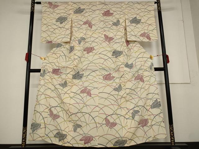 ■■■　サイズ　■■■ 身丈 154cm（肩から） 裄丈 62cm 袖丈 48.5cm　縫込み 5cm 袖幅 32cm 前幅 23.5cm 後幅 29cm 着物縫いこみ 内揚げ 7.5cm 裄 お袖側 約2cm　身頃側 約3cm ■■■　商品詳細　■■■ 【正絹】 状態は特に目立ったシミ汚れなどもなく大変良い状態です。 大変上質な逸品になります。 お安く出品致しますので、是非この機会にいかがでしょうか？ ■■■　注意事項　■■■ ■モニター発色の具合により色合いが異なる場合がございます。 ■寸法は多少の誤差が生じる場合がございますのでご了承ください。 ■縫込みの長さが左右非対称の場合は短い部分を記載しております。 左右非対称であってもご返品・お値引き等の保証は出来かねますので、ご了承の上ご購入をお願い致します。 ■シミ等のチェックには注意を払っておりますが、見落としがある場合もございますし、個人の見解も様々ですので神経質な方のご購入はお控えください。 ■箪笥に入っておりました着物や帯なので畳みシワや匂いがあるものもございます。 ■お休みは基本的に土日祝となりますが、その他臨時でお休みする場合がございますのでご了承ください。 ■商品の発送は平日のみの発送となります。 ■夜間と土曜、日曜日はお問い合わせの回答が遅れる場合がございます。 ■当店では、お直し、紋入れ、お手入れ等は承っておりません。 ■生地の状態（ヤケ、経年劣化等）によってはサイズ直しが出来ない場合がございます。 その点もどうかご了承のうえ、ご購入をお願いいたします。 ■弊社で取り扱う商品は一点ものにつき、時期や在庫状況に応じて金額が変更となる場合がございます。 ■検針は行っておりません。予めご了承いただきますようお願いいたします。 ■【洗える着物】と記載のある商品におきましては、商品お届け後に洗濯を行ってしまってからのご返品にはご対応しかねます。 念の為、専門店でのお手入れをお願いいたします。 ■着物のサイズ目安は下記を参考ください↓ ＜女性着物＞　お端折り次第で＋5?　−10?が着用可能サイズ 　例）身丈170?の場合、身長160?〜175? ＜男性着物＞　身丈＋約25?〜27?程が適応身長 　例）身丈155?の場合、身長180〜182?