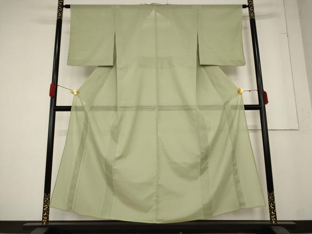 ■■■　サイズ　■■■ 身丈 151.5cm（肩から） 裄丈 62cm 袖丈 48cm　縫込み 4.5cm 袖幅 32cm 前幅 24.5cm 後幅 29cm 着物縫いこみ 内揚げ 6.5cm 裄 お袖側 約2.5cm　身頃側 約4cm ■■■　商品詳細　■■■ 【化繊・紋なし】 状態は接写画像のように左袖前・上前・衿山に薄い汚れがございますが その他特に目立ったシミ汚れなどもなく大変良い状態です。 お安く出品致しますので、是非この機会にいかがでしょうか？ ■■■　注意事項　■■■ ■モニター発色の具合により色合いが異なる場合がございます。 ■寸法は多少の誤差が生じる場合がございますのでご了承ください。 ■縫込みの長さが左右非対称の場合は短い部分を記載しております。 左右非対称であってもご返品・お値引き等の保証は出来かねますので、ご了承の上ご購入をお願い致します。 ■シミ等のチェックには注意を払っておりますが、見落としがある場合もございますし、個人の見解も様々ですので神経質な方のご購入はお控えください。 ■箪笥に入っておりました着物や帯なので畳みシワや匂いがあるものもございます。 ■お休みは基本的に土日祝となりますが、その他臨時でお休みする場合がございますのでご了承ください。 ■商品の発送は平日のみの発送となります。 ■夜間と土曜、日曜日はお問い合わせの回答が遅れる場合がございます。 ■当店では、お直し、紋入れ、お手入れ等は承っておりません。 ■生地の状態（ヤケ、経年劣化等）によってはサイズ直しが出来ない場合がございます。 その点もどうかご了承のうえ、ご購入をお願いいたします。 ■弊社で取り扱う商品は一点ものにつき、時期や在庫状況に応じて金額が変更となる場合がございます。 ■検針は行っておりません。予めご了承いただきますようお願いいたします。 ■【洗える着物】と記載のある商品におきましては、商品お届け後に洗濯を行ってしまってからのご返品にはご対応しかねます。 念の為、専門店でのお手入れをお願いいたします。 ■写真に写っている物が全てになります。それ以外の付属品はございませんのでご了承ください。 ■状態に関する写真につきましては、掲載可能な写真枚数に限りがあるため、各箇所につき1枚参考画像を掲載しております。 ■着物のサイズ目安は下記を参考ください↓ ＜女性着物＞　お端折り次第で＋5cm　−1cmが着用可能サイズ 　例）身丈170cmの場合、身長160cm〜175cm ＜男性着物＞　身丈＋約25cm〜27cm程が適応身長 　例）身丈155cmの場合、身長180〜182cm