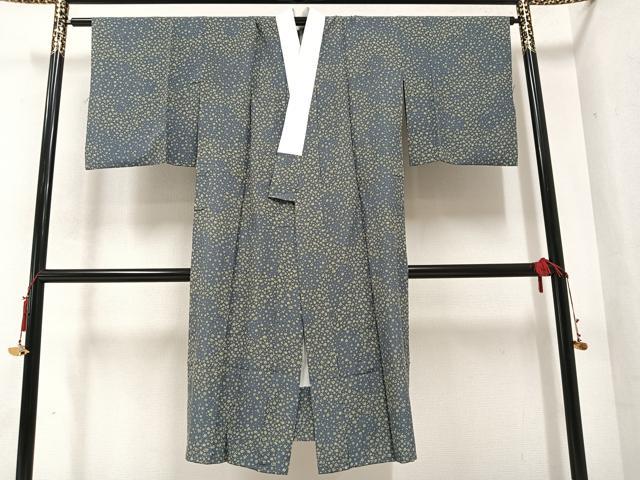 ■■■　サイズ　■■■ 身丈 120cm（肩から） 裄丈 66.5cm 袖丈 46.5cm　縫込み 4cm 袖幅 32.5cm 前幅 28.5cm 後幅 31cm 着物縫いこみ 内揚げ 9cm 裄 お袖側 約1cm　身頃側 約0cm ■■■　商品詳細　■■■ 【正絹】 状態は接写画像のように衿に薄い汚れがございますが その他特に目立ったシミ汚れなどもなく大変良い状態です。 大変上質な逸品になります。 お安く出品致しますので、是非この機会にいかがでしょうか？ ■■■　注意事項　■■■ ■モニター発色の具合により色合いが異なる場合がございます。 ■寸法は多少の誤差が生じる場合がございますのでご了承ください。 ■縫込みの長さが左右非対称の場合は短い部分を記載しております。 左右非対称であってもご返品・お値引き等の保証は出来かねますので、ご了承の上ご購入をお願い致します。 ■シミ等のチェックには注意を払っておりますが、見落としがある場合もございますし、個人の見解も様々ですので神経質な方のご購入はお控えください。 ■箪笥に入っておりました着物や帯なので畳みシワや匂いがあるものもございます。 ■お休みは基本的に土日祝となりますが、その他臨時でお休みする場合がございますのでご了承ください。 ■商品の発送は平日のみの発送となります。 ■夜間と土曜、日曜日はお問い合わせの回答が遅れる場合がございます。 ■当店では、お直し、紋入れ、お手入れ等は承っておりません。 ■生地の状態（ヤケ、経年劣化等）によってはサイズ直しが出来ない場合がございます。 その点もどうかご了承のうえ、ご購入をお願いいたします。 ■弊社で取り扱う商品は一点ものにつき、時期や在庫状況に応じて金額が変更となる場合がございます。 ■検針は行っておりません。予めご了承いただきますようお願いいたします。 ■【洗える着物】と記載のある商品におきましては、商品お届け後に洗濯を行ってしまってからのご返品にはご対応しかねます。 念の為、専門店でのお手入れをお願いいたします。 ■着物のサイズ目安は下記を参考ください↓ ＜女性着物＞　お端折り次第で＋5?　−10?が着用可能サイズ 　例）身丈170?の場合、身長160?〜175? ＜男性着物＞　身丈＋約25?〜27?程が適応身長 　例）身丈155?の場合、身長180〜182?