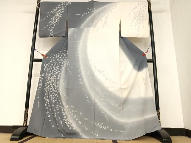 ■■■　サイズ　■■■ 身丈 167.5cm（肩から） 裄丈 68cm 袖丈 49.5cm　縫込み 6cm 袖幅 34cm 前幅 24.5cm 後幅 30.5cm 着物縫いこみ 内揚げ 6.5cm 裄 お袖側 約1cm　身頃側 約1cm ■■■　商品詳細　■■■ 【正絹】 状態は接写画像のように衿山に薄い汚れがございますが その他特に目立ったシミ汚れなどもなく大変良い状態です。 大変上質な逸品になります。 お安く出品致しますので、是非この機会にいかがでしょうか？ ■■■　注意事項　■■■ ■モニター発色の具合により色合いが異なる場合がございます。 ■寸法は多少の誤差が生じる場合がございますのでご了承ください。 ■縫込みの長さが左右非対称の場合は短い部分を記載しております。 左右非対称であってもご返品・お値引き等の保証は出来かねますので、ご了承の上ご購入をお願い致します。 ■シミ等のチェックには注意を払っておりますが、見落としがある場合もございますし、個人の見解も様々ですので神経質な方のご購入はお控えください。 ■箪笥に入っておりました着物や帯なので畳みシワや匂いがあるものもございます。 ■お休みは基本的に土日祝となりますが、その他臨時でお休みする場合がございますのでご了承ください。 ■商品の発送は平日のみの発送となります。 ■夜間と土曜、日曜日はお問い合わせの回答が遅れる場合がございます。 ■当店では、お直し、紋入れ、お手入れ等は承っておりません。 ■生地の状態（ヤケ、経年劣化等）によってはサイズ直しが出来ない場合がございます。 その点もどうかご了承のうえ、ご購入をお願いいたします。 ■弊社で取り扱う商品は一点ものにつき、時期や在庫状況に応じて金額が変更となる場合がございます。 ■検針は行っておりません。予めご了承いただきますようお願いいたします。 ■【洗える着物】と記載のある商品におきましては、商品お届け後に洗濯を行ってしまってからのご返品にはご対応しかねます。 念の為、専門店でのお手入れをお願いいたします。 ■着物のサイズ目安は下記を参考ください↓ ＜女性着物＞　お端折り次第で＋5?　−10?が着用可能サイズ 　例）身丈170?の場合、身長160?〜175? ＜男性着物＞　身丈＋約25?〜27?程が適応身長 　例）身丈155?の場合、身長180〜182?