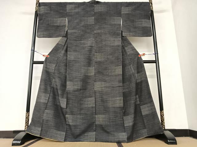 ■■■　サイズ　■■■ 身丈 164cm（肩から） 裄丈 69.5cm 袖丈 49cm　縫込み 3cm 袖幅 35cm 前幅 25.5cm 後幅 30.5cm 着物縫いこみ 内揚げ 0cm 裄 お袖側 約1cm　身頃側 約0cm ■■■　商品詳細　■■■ 【正絹】 状態は接写画像のように右身八つ口に糸解け、衿山に薄い汚れがございますが その他特に目立ったシミ汚れなどもなく大変良い状態です。 大変上質な逸品になります。 お安く出品致しますので、是非この機会にいかがでしょうか？ ■■■　注意事項　■■■ ■モニター発色の具合により色合いが異なる場合がございます。 ■寸法は多少の誤差が生じる場合がございますのでご了承ください。 ■縫込みの長さが左右非対称の場合は短い部分を記載しております。 左右非対称であってもご返品・お値引き等の保証は出来かねますので、ご了承の上ご購入をお願い致します。 ■シミ等のチェックには注意を払っておりますが、見落としがある場合もございますし、個人の見解も様々ですので神経質な方のご購入はお控えください。 ■箪笥に入っておりました着物や帯なので畳みシワや匂いがあるものもございます。 ■お休みは基本的に土日祝となりますが、その他臨時でお休みする場合がございますのでご了承ください。 ■商品の発送は平日のみの発送となります。 ■夜間と土曜、日曜日はお問い合わせの回答が遅れる場合がございます。 ■当店では、お直し、紋入れ、お手入れ等は承っておりません。 ■生地の状態（ヤケ、経年劣化等）によってはサイズ直しが出来ない場合がございます。 その点もどうかご了承のうえ、ご購入をお願いいたします。 ■弊社で取り扱う商品は一点ものにつき、時期や在庫状況に応じて金額が変更となる場合がございます。 ■検針は行っておりません。予めご了承いただきますようお願いいたします。 ■【洗える着物】と記載のある商品におきましては、商品お届け後に洗濯を行ってしまってからのご返品にはご対応しかねます。 念の為、専門店でのお手入れをお願いいたします。 ■着物のサイズ目安は下記を参考ください↓ ＜女性着物＞　お端折り次第で＋5?　−10?が着用可能サイズ 　例）身丈170?の場合、身長160?〜175? ＜男性着物＞　身丈＋約25?〜27?程が適応身長 　例）身丈155?の場合、身長180〜182?