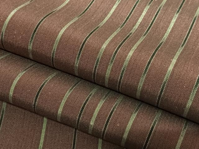 ■■■　サイズ　■■■ 身丈 168cm（肩から） 裄丈 68cm 袖丈 49.5cm　縫込み 3.5cm 袖幅 35cm 前幅 24cm 後幅 30cm 着物縫いこみ 内揚げ 0cm 裄 お袖側 約2cm　身頃側 約0cm ■■■　商品詳細　■■■ 【正絹】 状態は特に目立ったシミ汚れなどもなく大変良い状態です。 大変上質な逸品になります。 お安く出品致しますので、是非この機会にいかがでしょうか？ ■■■　注意事項　■■■ ■モニター発色の具合により色合いが異なる場合がございます。 ■寸法は多少の誤差が生じる場合がございますのでご了承ください。 ■縫込みの長さが左右非対称の場合は短い部分を記載しております。 左右非対称であってもご返品・お値引き等の保証は出来かねますので、ご了承の上ご購入をお願い致します。 ■シミ等のチェックには注意を払っておりますが、見落としがある場合もございますし、個人の見解も様々ですので神経質な方のご購入はお控えください。 ■箪笥に入っておりました着物や帯なので畳みシワや匂いがあるものもございます。 ■お休みは基本的に土日祝となりますが、その他臨時でお休みする場合がございますのでご了承ください。 ■商品の発送は平日のみの発送となります。 ■夜間と土曜、日曜日はお問い合わせの回答が遅れる場合がございます。 ■当店では、お直し、紋入れ、お手入れ等は承っておりません。 ■生地の状態（ヤケ、経年劣化等）によってはサイズ直しが出来ない場合がございます。 その点もどうかご了承のうえ、ご購入をお願いいたします。 ■弊社で取り扱う商品は一点ものにつき、時期や在庫状況に応じて金額が変更となる場合がございます。 ■検針は行っておりません。予めご了承いただきますようお願いいたします。 ■【洗える着物】と記載のある商品におきましては、商品お届け後に洗濯を行ってしまってからのご返品にはご対応しかねます。 念の為、専門店でのお手入れをお願いいたします。 ■着物のサイズ目安は下記を参考ください↓ ＜女性着物＞　お端折り次第で＋5?　−10?が着用可能サイズ 　例）身丈170?の場合、身長160?〜175? ＜男性着物＞　身丈＋約25?〜27?程が適応身長 　例）身丈155?の場合、身長180〜182?