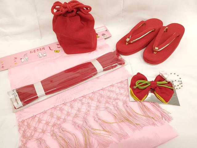 ■■■　サイズ　■■■ 【巾着】 横　　　10.5cm 縦　　　12cm 奥行き　10.5cm 【草　履】 長さ　　 17cm 幅　　　 6.5cm 踵高さ　 4.5cm ■■■　商品詳細　■■■ 状態は特に目立ったシミ汚れなどもなく大変良い状態です。 大変上質な逸品になります。 お安く出品致しますので、是非この機会にいかがでしょうか？ ■■■　注意事項　■■■ ■モニター発色の具合により色合いが異なる場合がございます。 ■寸法は多少の誤差が生じる場合がございますのでご了承ください。 ■縫込みの長さが左右非対称の場合は短い部分を記載しております。 左右非対称であってもご返品・お値引き等の保証は出来かねますので、ご了承の上ご購入をお願い致します。 ■シミ等のチェックには注意を払っておりますが、見落としがある場合もございますし、個人の見解も様々ですので神経質な方のご購入はお控えください。 ■箪笥に入っておりました着物や帯なので畳みシワや匂いがあるものもございます。 ■お休みは基本的に土日祝となりますが、その他臨時でお休みする場合がございますのでご了承ください。 ■商品の発送は平日のみの発送となります。 ■夜間と土曜、日曜日はお問い合わせの回答が遅れる場合がございます。 ■当店では、お直し、紋入れ、お手入れ等は承っておりません。 ■生地の状態（ヤケ、経年劣化等）によってはサイズ直しが出来ない場合がございます。 その点もどうかご了承のうえ、ご購入をお願いいたします。 ■弊社で取り扱う商品は一点ものにつき、時期や在庫状況に応じて金額が変更となる場合がございます。 ■検針は行っておりません。予めご了承いただきますようお願いいたします。 ■【洗える着物】と記載のある商品におきましては、商品お届け後に洗濯を行ってしまってからのご返品にはご対応しかねます。 念の為、専門店でのお手入れをお願いいたします。 ■写真に写っている物が全てになります。それ以外の付属品はございませんのでご了承ください。 ■状態に関する写真につきましては、掲載可能な写真枚数に限りがあるため、各箇所につき1枚参考画像を掲載しております。 ■着物のサイズ目安は下記を参考ください↓ ＜女性着物＞　お端折り次第で＋5cm　−1cmが着用可能サイズ 　例）身丈170cmの場合、身長160cm〜175cm ＜男性着物＞　身丈＋約25cm〜27cm程が適応身長 　例）身丈155cmの場合、身長180〜182cm
