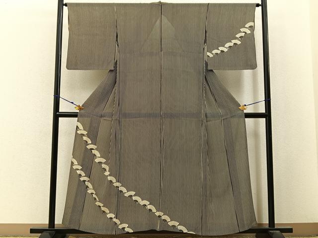 ■■■　サイズ　■■■ 身丈 155cm（肩から） 裄丈 65cm 袖丈 49cm　縫込み 1.5cm 袖幅 33cm 前幅 24cm 後幅 29cm 着物縫いこみ 内揚げ 0cm 裄 お袖側 約1cm　身頃側 約0cm ■■■　商品詳細　■■■ 【正絹】 状態は接写画像のように 上前・上前おくみに薄い汚れ、裏地所々に薄いシミがございますが その他特に目立ったシミ汚れなどもなく大変良い状態です。 大変上質な逸品になります。 お安く出品致しますので、是非この機会にいかがでしょうか？ ■■■　注意事項　■■■ ■モニター発色の具合により色合いが異なる場合がございます。 ■寸法は多少の誤差が生じる場合がございますのでご了承ください。 ■縫込みの長さが左右非対称の場合は短い部分を記載しております。 左右非対称であってもご返品・お値引き等の保証は出来かねますので、ご了承の上ご購入をお願い致します。 ■シミ等のチェックには注意を払っておりますが、見落としがある場合もございますし、個人の見解も様々ですので神経質な方のご購入はお控えください。 ■箪笥に入っておりました着物や帯なので畳みシワや匂いがあるものもございます。 ■お休みは基本的に土日祝となりますが、その他臨時でお休みする場合がございますのでご了承ください。 ■商品の発送は平日のみの発送となります。 ■夜間と土曜、日曜日はお問い合わせの回答が遅れる場合がございます。 ■当店では、お直し、紋入れ、お手入れ等は承っておりません。 ■生地の状態（ヤケ、経年劣化等）によってはサイズ直しが出来ない場合がございます。 その点もどうかご了承のうえ、ご購入をお願いいたします。 ■弊社で取り扱う商品は一点ものにつき、時期や在庫状況に応じて金額が変更となる場合がございます。 ■検針は行っておりません。予めご了承いただきますようお願いいたします。 ■【洗える着物】と記載のある商品におきましては、商品お届け後に洗濯を行ってしまってからのご返品にはご対応しかねます。 念の為、専門店でのお手入れをお願いいたします。 ■写真に写っている物が全てになります。それ以外の付属品はございませんのでご了承ください。 ■状態に関する写真につきましては、掲載可能な写真枚数に限りがあるため、各箇所につき1枚参考画像を掲載しております。 ■着物のサイズ目安は下記を参考ください↓ ＜女性着物＞　お端折り次第で＋5cm　－1cmが着用可能サイズ 　例）身丈170cmの場合、身長160cm～175cm ＜男性着物＞　身丈＋約25cm～27cm程が適応身長 　例）身丈155cmの場合、身長180～182cm