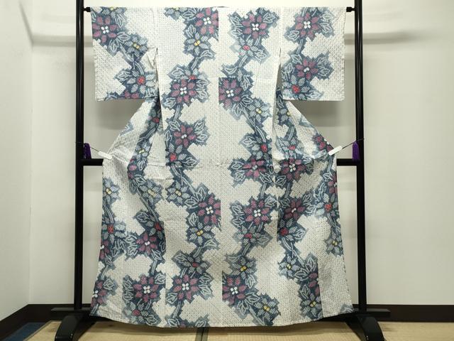 ■■■　サイズ　■■■ 身丈 165cm（肩から） 裄丈 66cm 袖丈 48cm　縫込み 1.5cm 袖幅 34cm 前幅 23.5cm 後幅 29cm 着物縫いこみ 内揚げ 0cm 裄 お袖側 約1cm　身頃側 約0cm ■■■　商品詳細　■■■ 【綿】 状態は接写画像のように後身頃・両袖・衿に薄い汚れがございますが その他特に目立ったシミ汚れなどもなく大変良い状態です。 人気の高い“有松鳴海絞り”の浴衣でございます。 “鳴海絞り”ならではの表情を生み出す立体感と 淡いぼかしで息を吹き込まれ、 今にも動き出しそうな迫力を放っております。 夏祭りや花火大会、これから増えるイベントに連れ立って、 より夏をお楽しみ下さいませ。 大変上質な逸品になります。 お安く出品致しますので、是非この機会にいかがでしょうか？ ■■■　注意事項　■■■ ■モニター発色の具合により色合いが異なる場合がございます。 ■寸法は多少の誤差が生じる場合がございますのでご了承ください。 ■縫込みの長さが左右非対称の場合は短い部分を記載しております。 左右非対称であってもご返品・お値引き等の保証は出来かねますので、ご了承の上ご購入をお願い致します。 ■シミ等のチェックには注意を払っておりますが、見落としがある場合もございますし、個人の見解も様々ですので神経質な方のご購入はお控えください。 ■箪笥に入っておりました着物や帯なので畳みシワや匂いがあるものもございます。 ■お休みは基本的に土日祝となりますが、その他臨時でお休みする場合がございますのでご了承ください。 ■商品の発送は平日のみの発送となります。 ■夜間と土曜、日曜日はお問い合わせの回答が遅れる場合がございます。 ■当店では、お直し、紋入れ、お手入れ等は承っておりません。 ■生地の状態（ヤケ、経年劣化等）によってはサイズ直しが出来ない場合がございます。 その点もどうかご了承のうえ、ご購入をお願いいたします。 ■弊社で取り扱う商品は一点ものにつき、時期や在庫状況に応じて金額が変更となる場合がございます。 ■検針は行っておりません。予めご了承いただきますようお願いいたします。 ■【洗える着物】と記載のある商品におきましては、商品お届け後に洗濯を行ってしまってからのご返品にはご対応しかねます。 念の為、専門店でのお手入れをお願いいたします。 ■写真に写っている物が全てになります。それ以外の付属品はございませんのでご了承ください。 ■着物のサイズ目安は下記を参考ください↓ ＜女性着物＞　お端折り次第で＋5cm　－1cmが着用可能サイズ 　例）身丈170cmの場合、身長160cm～175cm ＜男性着物＞　身丈＋約25cm～27cm程が適応身長 　例）身丈155cmの場合、身長180～182cm