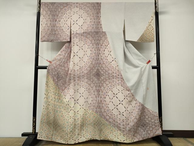 ■■■　サイズ　■■■ 身丈 161cm（肩から） 裄丈 66.5cm 袖丈 49cm　縫込み 1.5cm 袖幅 34.5cm 前幅 24cm 後幅 30cm 着物縫いこみ 内揚げ 6cm 裄 お袖側 約0cm　身頃側 約1cm ■■■　商品詳細　■■■ 【正絹】 状態は接写画像のように表地所々に薄い汚れがございます。 大変上質な逸品になりますのでぜひお手入れをされてお召しになられてはいかがでしょうか。 お安く出品致しますので、是非この機会にいかがでしょうか？ ■■■　注意事項　■■■ ■モニター発色の具合により色合いが異なる場合がございます。 ■寸法は多少の誤差が生じる場合がございますのでご了承ください。 ■縫込みの長さが左右非対称の場合は短い部分を記載しております。 左右非対称であってもご返品・お値引き等の保証は出来かねますので、ご了承の上ご購入をお願い致します。 ■シミ等のチェックには注意を払っておりますが、見落としがある場合もございますし、個人の見解も様々ですので神経質な方のご購入はお控えください。 ■箪笥に入っておりました着物や帯なので畳みシワや匂いがあるものもございます。 ■お休みは基本的に土日祝となりますが、その他臨時でお休みする場合がございますのでご了承ください。 ■商品の発送は平日のみの発送となります。 ■夜間と土曜、日曜日はお問い合わせの回答が遅れる場合がございます。 ■当店では、お直し、紋入れ、お手入れ等は承っておりません。 ■生地の状態（ヤケ、経年劣化等）によってはサイズ直しが出来ない場合がございます。 その点もどうかご了承のうえ、ご購入をお願いいたします。 ■弊社で取り扱う商品は一点ものにつき、時期や在庫状況に応じて金額が変更となる場合がございます。 ■検針は行っておりません。予めご了承いただきますようお願いいたします。 ■【洗える着物】と記載のある商品におきましては、商品お届け後に洗濯を行ってしまってからのご返品にはご対応しかねます。 念の為、専門店でのお手入れをお願いいたします。 ■写真に写っている物が全てになります。それ以外の付属品はございませんのでご了承ください。 ■状態に関する写真につきましては、掲載可能な写真枚数に限りがあるため、各箇所につき1枚参考画像を掲載しております。 ■着物のサイズ目安は下記を参考ください↓ ＜女性着物＞　お端折り次第で＋5cm　−1cmが着用可能サイズ 　例）身丈170cmの場合、身長160cm〜175cm ＜男性着物＞　身丈＋約25cm〜27cm程が適応身長 　例）身丈155cmの場合、身長180〜182cm