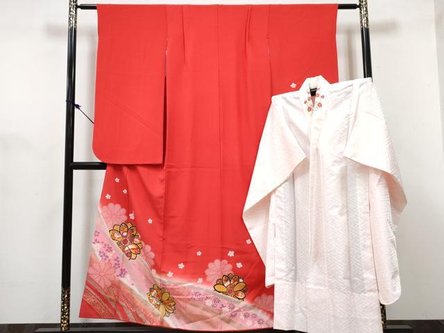■■■　サイズ　■■■ 【祝着】 身丈 152cm（肩から） 裄丈 58cm（肩上げ　2.5cm） 袖丈 77.5cm　縫込み 2cm 袖幅 33cm 前幅 20.5cm 後幅 26.5cm 着物縫いこみ 内揚げ 0cm （腰上げ　0cm） 裄 お袖側 約4.5cm　身頃側 約4.5cm 【長襦袢】 身丈 100cm（肩から） 裄丈 56cm（肩上げ　2cm） 袖丈 77.5cm　縫込み 1.5cm 袖幅 32cm 前幅 21cm 後幅 26.5cm 着物縫いこみ 内揚げ 0cm （腰上げ　0cm） 裄 お袖側 約5.5cm　身頃側 約0cm ※裾が約18cm上がっております。 ■■■　商品詳細　■■■ 着物【正絹】・長襦袢【化繊】のいずれも 状態は特に目立ったシミ汚れなどもなく大変良い状態です。 大変上質な逸品になります。 お安く出品致しますので、是非この機会にいかがでしょうか？ ■■■　注意事項　■■■ ■モニター発色の具合により色合いが異なる場合がございます。 ■寸法は多少の誤差が生じる場合がございますのでご了承ください。 ■縫込みの長さが左右非対称の場合は短い部分を記載しております。 左右非対称であってもご返品・お値引き等の保証は出来かねますので、ご了承の上ご購入をお願い致します。 ■シミ等のチェックには注意を払っておりますが、見落としがある場合もございますし、個人の見解も様々ですので神経質な方のご購入はお控えください。 ■箪笥に入っておりました着物や帯なので畳みシワや匂いがあるものもございます。 ■お休みは基本的に土日祝となりますが、その他臨時でお休みする場合がございますのでご了承ください。 ■商品の発送は平日のみの発送となります。 ■夜間と土曜、日曜日はお問い合わせの回答が遅れる場合がございます。 ■当店では、お直し、紋入れ、お手入れ等は承っておりません。 ■生地の状態（ヤケ、経年劣化等）によってはサイズ直しが出来ない場合がございます。 その点もどうかご了承のうえ、ご購入をお願いいたします。 ■弊社で取り扱う商品は一点ものにつき、時期や在庫状況に応じて金額が変更となる場合がございます。 ■検針は行っておりません。予めご了承いただきますようお願いいたします。 ■【洗える着物】と記載のある商品におきましては、商品お届け後に洗濯を行ってしまってからのご返品にはご対応しかねます。 念の為、専門店でのお手入れをお願いいたします。 ■写真に写っている物が全てになります。それ以外の付属品はございませんのでご了承ください。 ■状態に関する写真につきましては、掲載可能な写真枚数に限りがあるため、各箇所につき1枚参考画像を掲載しております。 ■着物のサイズ目安は下記を参考ください↓ ＜女性着物＞　お端折り次第で＋5cm　−1cmが着用可能サイズ 　例）身丈170cmの場合、身長160cm〜175cm ＜男性着物＞　身丈＋約25cm〜27cm程が適応身長 　例）身丈155cmの場合、身長180〜182cm
