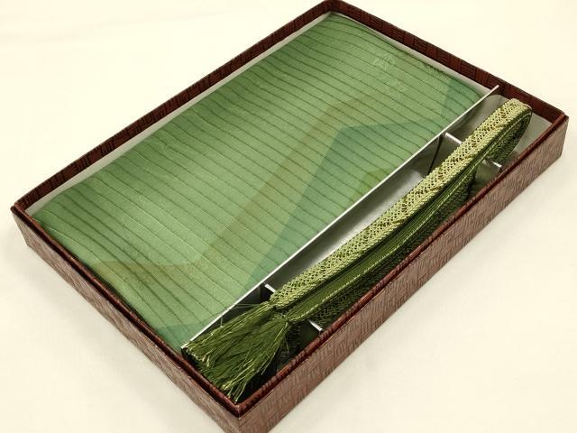 ■■■　商品詳細　■■■ 状態は参考画像のように若干の解れがございます。 大変上質な逸品になります。 お安く出品致しますので、是非この機会にいかがでしょうか？ ■■■　注意事項　■■■ ■モニター発色の具合により色合いが異なる場合がございます。 ■寸法は多少の誤差が生じる場合がございますのでご了承ください。 ■縫込みの長さが左右非対称の場合は短い部分を記載しております。 左右非対称であってもご返品・お値引き等の保証は出来かねますので、ご了承の上ご購入をお願い致します。 ■シミ等のチェックには注意を払っておりますが、見落としがある場合もございますし、個人の見解も様々ですので神経質な方のご購入はお控えください。 ■箪笥に入っておりました着物や帯なので畳みシワや匂いがあるものもございます。 ■お休みは基本的に土日祝となりますが、その他臨時でお休みする場合がございますのでご了承ください。 ■商品の発送は平日のみの発送となります。 ■夜間と土曜、日曜日はお問い合わせの回答が遅れる場合がございます。 ■当店では、お直し、紋入れ、お手入れ等は承っておりません。 ■生地の状態（ヤケ、経年劣化等）によってはサイズ直しが出来ない場合がございます。 その点もどうかご了承のうえ、ご購入をお願いいたします。 ■弊社で取り扱う商品は一点ものにつき、時期や在庫状況に応じて金額が変更となる場合がございます。 ■検針は行っておりません。予めご了承いただきますようお願いいたします。 ■【洗える着物】と記載のある商品におきましては、商品お届け後に洗濯を行ってしまってからのご返品にはご対応しかねます。 念の為、専門店でのお手入れをお願いいたします。 ■着物のサイズ目安は下記を参考ください↓ ＜女性着物＞　お端折り次第で＋5?　−10?が着用可能サイズ 　例）身丈170?の場合、身長160?〜175? ＜男性着物＞　身丈＋約25?〜27?程が適応身長 　例）身丈155?の場合、身長180〜182?