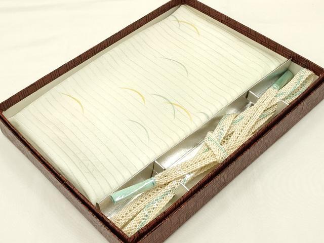 ■■■　商品詳細　■■■ 【未使用】 状態は特に目立ったシミ汚れなどもなく大変良い状態です。 大変上質な逸品になります。 お安く出品致しますので、是非この機会にいかがでしょうか？ ■■■　注意事項　■■■ ■モニター発色の具合により色合いが異なる場合がございます。 ■寸法は多少の誤差が生じる場合がございますのでご了承ください。 ■縫込みの長さが左右非対称の場合は短い部分を記載しております。 左右非対称であってもご返品・お値引き等の保証は出来かねますので、ご了承の上ご購入をお願い致します。 ■シミ等のチェックには注意を払っておりますが、見落としがある場合もございますし、個人の見解も様々ですので神経質な方のご購入はお控えください。 ■箪笥に入っておりました着物や帯なので畳みシワや匂いがあるものもございます。 ■お休みは基本的に土日祝となりますが、その他臨時でお休みする場合がございますのでご了承ください。 ■商品の発送は平日のみの発送となります。 ■夜間と土曜、日曜日はお問い合わせの回答が遅れる場合がございます。 ■当店では、お直し、紋入れ、お手入れ等は承っておりません。 ■生地の状態（ヤケ、経年劣化等）によってはサイズ直しが出来ない場合がございます。 その点もどうかご了承のうえ、ご購入をお願いいたします。 ■弊社で取り扱う商品は一点ものにつき、時期や在庫状況に応じて金額が変更となる場合がございます。 ■検針は行っておりません。予めご了承いただきますようお願いいたします。 ■【洗える着物】と記載のある商品におきましては、商品お届け後に洗濯を行ってしまってからのご返品にはご対応しかねます。 念の為、専門店でのお手入れをお願いいたします。 ■着物のサイズ目安は下記を参考ください↓ ＜女性着物＞　お端折り次第で＋5?　−10?が着用可能サイズ 　例）身丈170?の場合、身長160?〜175? ＜男性着物＞　身丈＋約25?〜27?程が適応身長 　例）身丈155?の場合、身長180〜182?