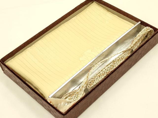 ■■■　商品詳細　■■■ 状態は特に目立ったシミ汚れなどもなく大変良い状態です。 大変上質な逸品になります。 お安く出品致しますので、是非この機会にいかがでしょうか？ ■■■　注意事項　■■■ ■モニター発色の具合により色合いが異なる場合がございます。 ■寸法は多少の誤差が生じる場合がございますのでご了承ください。 ■縫込みの長さが左右非対称の場合は短い部分を記載しております。 左右非対称であってもご返品・お値引き等の保証は出来かねますので、ご了承の上ご購入をお願い致します。 ■シミ等のチェックには注意を払っておりますが、見落としがある場合もございますし、個人の見解も様々ですので神経質な方のご購入はお控えください。 ■箪笥に入っておりました着物や帯なので畳みシワや匂いがあるものもございます。 ■お休みは基本的に土日祝となりますが、その他臨時でお休みする場合がございますのでご了承ください。 ■商品の発送は平日のみの発送となります。 ■夜間と土曜、日曜日はお問い合わせの回答が遅れる場合がございます。 ■当店では、お直し、紋入れ、お手入れ等は承っておりません。 ■生地の状態（ヤケ、経年劣化等）によってはサイズ直しが出来ない場合がございます。 その点もどうかご了承のうえ、ご購入をお願いいたします。 ■弊社で取り扱う商品は一点ものにつき、時期や在庫状況に応じて金額が変更となる場合がございます。 ■検針は行っておりません。予めご了承いただきますようお願いいたします。 ■【洗える着物】と記載のある商品におきましては、商品お届け後に洗濯を行ってしまってからのご返品にはご対応しかねます。 念の為、専門店でのお手入れをお願いいたします。 ■着物のサイズ目安は下記を参考ください↓ ＜女性着物＞　お端折り次第で＋5?　−10?が着用可能サイズ 　例）身丈170?の場合、身長160?〜175? ＜男性着物＞　身丈＋約25?〜27?程が適応身長 　例）身丈155?の場合、身長180〜182?