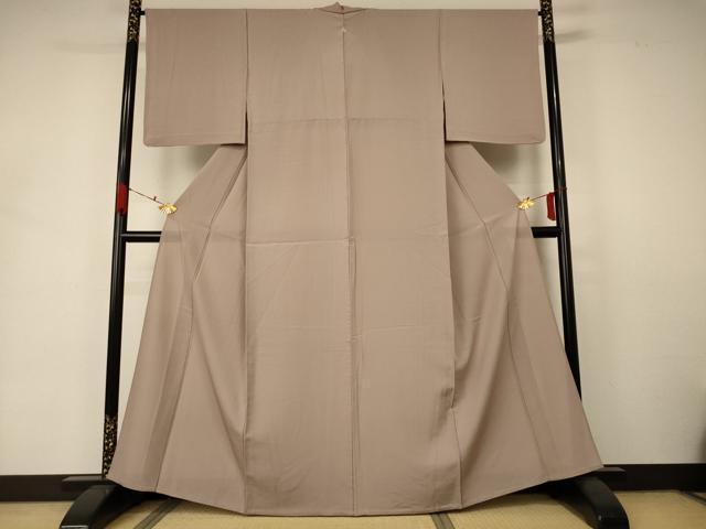 ■■■　サイズ　■■■ 身丈 164cm（肩から） 裄丈 66cm 袖丈 48.5cm　縫込み 3.5cm 袖幅 33.5cm 前幅 28cm 後幅 33cm 着物縫いこみ 内揚げ 0cm 裄 お袖側 約2cm　身頃側 約2cm ■■■　商品詳細　■■■ 【正絹・一つ紋】 状態は特に目立ったシミ汚れなどもなく大変良い状態です。 大変上質な逸品になります。 お安く出品致しますので、是非この機会にいかがでしょうか？ ■■■　注意事項　■■■ ■モニター発色の具合により色合いが異なる場合がございます。 ■寸法は多少の誤差が生じる場合がございますのでご了承ください。 ■縫込みの長さが左右非対称の場合は短い部分を記載しております。 左右非対称であってもご返品・お値引き等の保証は出来かねますので、ご了承の上ご購入をお願い致します。 ■シミ等のチェックには注意を払っておりますが、見落としがある場合もございますし、個人の見解も様々ですので神経質な方のご購入はお控えください。 ■箪笥に入っておりました着物や帯なので畳みシワや匂いがあるものもございます。 ■お休みは基本的に土日祝となりますが、その他臨時でお休みする場合がございますのでご了承ください。 ■商品の発送は平日のみの発送となります。 ■夜間と土曜、日曜日はお問い合わせの回答が遅れる場合がございます。 ■当店では、お直し、紋入れ、お手入れ等は承っておりません。 ■生地の状態（ヤケ、経年劣化等）によってはサイズ直しが出来ない場合がございます。 その点もどうかご了承のうえ、ご購入をお願いいたします。 ■弊社で取り扱う商品は一点ものにつき、時期や在庫状況に応じて金額が変更となる場合がございます。 ■検針は行っておりません。予めご了承いただきますようお願いいたします。 ■【洗える着物】と記載のある商品におきましては、商品お届け後に洗濯を行ってしまってからのご返品にはご対応しかねます。 念の為、専門店でのお手入れをお願いいたします。 ■着物のサイズ目安は下記を参考ください↓ ＜女性着物＞　お端折り次第で＋5?　−10?が着用可能サイズ 　例）身丈170?の場合、身長160?〜175? ＜男性着物＞　身丈＋約25?〜27?程が適応身長 　例）身丈155?の場合、身長180〜182?