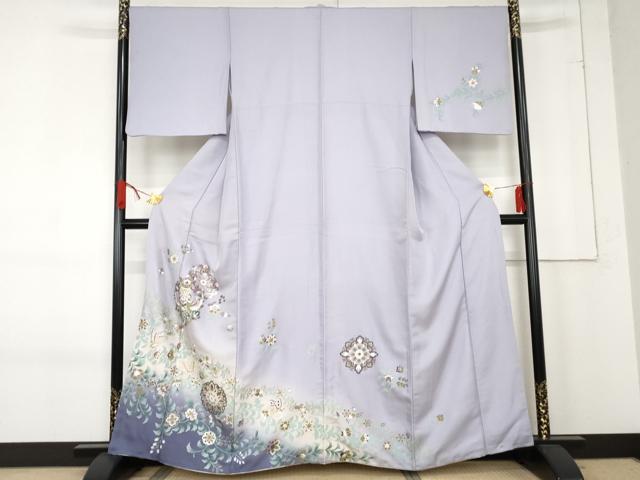 ■■■　サイズ　■■■ 身丈 159.5cm（肩から） 裄丈 68cm 袖丈 49.5cm　縫込み 1cm 袖幅 35.5cm 前幅 24cm 後幅 30cm 着物縫いこみ 内揚げ 0cm 裄 お袖側 約0cm　身頃側 約2cm ■■■　商品詳細　■■■ 【正絹】 状態は接写画像のように表地所々にヤケ、衿山・袖口に薄い汚れがございますが その他特に目立ったシミ汚れなどもなく大変良い状態です。 大変上質な逸品になります。 お安く出品致しますので、是非この機会にいかがでしょうか？ ■■■　注意事項　■■■ ■モニター発色の具合により色合いが異なる場合がございます。 ■寸法は多少の誤差が生じる場合がございますのでご了承ください。 ■縫込みの長さが左右非対称の場合は短い部分を記載しております。 左右非対称であってもご返品・お値引き等の保証は出来かねますので、ご了承の上ご購入をお願い致します。 ■シミ等のチェックには注意を払っておりますが、見落としがある場合もございますし、個人の見解も様々ですので神経質な方のご購入はお控えください。 ■箪笥に入っておりました着物や帯なので畳みシワや匂いがあるものもございます。 ■お休みは基本的に土日祝となりますが、その他臨時でお休みする場合がございますのでご了承ください。 ■商品の発送は平日のみの発送となります。 ■夜間と土曜、日曜日はお問い合わせの回答が遅れる場合がございます。 ■当店では、お直し、紋入れ、お手入れ等は承っておりません。 ■生地の状態（ヤケ、経年劣化等）によってはサイズ直しが出来ない場合がございます。 その点もどうかご了承のうえ、ご購入をお願いいたします。 ■弊社で取り扱う商品は一点ものにつき、時期や在庫状況に応じて金額が変更となる場合がございます。 ■検針は行っておりません。予めご了承いただきますようお願いいたします。 ■【洗える着物】と記載のある商品におきましては、商品お届け後に洗濯を行ってしまってからのご返品にはご対応しかねます。 念の為、専門店でのお手入れをお願いいたします。 ■着物のサイズ目安は下記を参考ください↓ ＜女性着物＞　お端折り次第で＋5cm　−1cmが着用可能サイズ 　例）身丈170cmの場合、身長160cm〜175cm ＜男性着物＞　身丈＋約25cm〜27cm程が適応身長 　例）身丈155cmの場合、身長180〜182cm