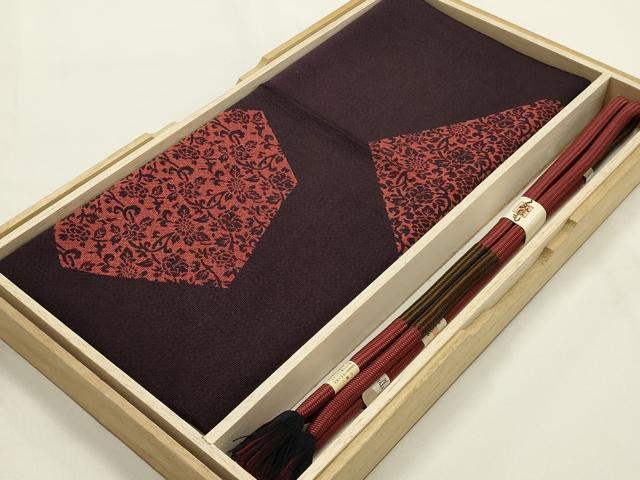 ■■■　商品詳細　■■■ 【正絹・未使用】 状態は特に目立ったシミ汚れなどもなく大変良い状態です。 大変上質な逸品になります。 お安く出品致しますので、是非この機会にいかがでしょうか？ ■■■　注意事項　■■■ ■モニター発色の具合により色合いが異なる場合がございます。 ■寸法は多少の誤差が生じる場合がございますのでご了承ください。 ■縫込みの長さが左右非対称の場合は短い部分を記載しております。 左右非対称であってもご返品・お値引き等の保証は出来かねますので、ご了承の上ご購入をお願い致します。 ■シミ等のチェックには注意を払っておりますが、見落としがある場合もございますし、個人の見解も様々ですので神経質な方のご購入はお控えください。 ■箪笥に入っておりました着物や帯なので畳みシワや匂いがあるものもございます。 ■お休みは基本的に土日祝となりますが、その他臨時でお休みする場合がございますのでご了承ください。 ■商品の発送は平日のみの発送となります。 ■夜間と土曜、日曜日はお問い合わせの回答が遅れる場合がございます。 ■当店では、お直し、紋入れ、お手入れ等は承っておりません。 ■生地の状態（ヤケ、経年劣化等）によってはサイズ直しが出来ない場合がございます。 その点もどうかご了承のうえ、ご購入をお願いいたします。 ■弊社で取り扱う商品は一点ものにつき、時期や在庫状況に応じて金額が変更となる場合がございます。 ■検針は行っておりません。予めご了承いただきますようお願いいたします。 ■【洗える着物】と記載のある商品におきましては、商品お届け後に洗濯を行ってしまってからのご返品にはご対応しかねます。 念の為、専門店でのお手入れをお願いいたします。 ■着物のサイズ目安は下記を参考ください↓ ＜女性着物＞　お端折り次第で＋5cm　−1cmが着用可能サイズ 　例）身丈170cmの場合、身長160cm〜175cm ＜男性着物＞　身丈＋約25cm〜27cm程が適応身長 　例）身丈155cmの場合、身長180〜182cm