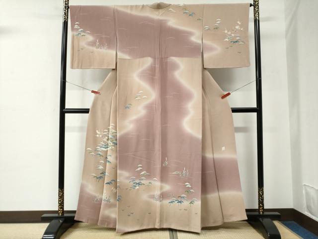 ■■■　サイズ　■■■ 身丈 162cm（肩から） 裄丈 66.5cm 袖丈 48cm　縫込み 7cm 袖幅 34cm 前幅 26cm 後幅 31cm 着物縫いこみ 内揚げ 7cm 裄 お袖側 約1cm　身頃側 約2cm ■■■　商品詳細　■■■ 【正絹・一つ紋】 状態は接写画像のように衿山に薄い汚れがございますが その他特に目立ったシミ汚れなどもなく大変良い状態です。 京友禅の人間国宝・初代上野為二氏を受け継ぐ、 四代目 上野真(現・二代目 上野為二)のご紹介です。 四代目「上野 真」氏は、人間国宝である初代 故「上野 為二」氏の孫にあたります。 四代目「上野 真」として活躍しており、 現在は二代目「上野 為二」として活動しておられます。 昭和32年生まれの四代目 上野真氏は、曽祖父、祖父、父より 京友禅の高度な技法はもちろん、根底にある日本の美を学び、 創作活動に専念しています。 大変上質な逸品になります。 お安く出品致しますので、是非この機会にいかがでしょうか？ ■■■　注意事項　■■■ ■モニター発色の具合により色合いが異なる場合がございます。 ■寸法は多少の誤差が生じる場合がございますのでご了承ください。 ■縫込みの長さが左右非対称の場合は短い部分を記載しております。 左右非対称であってもご返品・お値引き等の保証は出来かねますので、ご了承の上ご購入をお願い致します。 ■シミ等のチェックには注意を払っておりますが、見落としがある場合もございますし、個人の見解も様々ですので神経質な方のご購入はお控えください。 ■箪笥に入っておりました着物や帯なので畳みシワや匂いがあるものもございます。 ■お休みは基本的に土日祝となりますが、その他臨時でお休みする場合がございますのでご了承ください。 ■商品の発送は平日のみの発送となります。 ■夜間と土曜、日曜日はお問い合わせの回答が遅れる場合がございます。 ■当店では、お直し、紋入れ、お手入れ等は承っておりません。 ■生地の状態（ヤケ、経年劣化等）によってはサイズ直しが出来ない場合がございます。 その点もどうかご了承のうえ、ご購入をお願いいたします。 ■弊社で取り扱う商品は一点ものにつき、時期や在庫状況に応じて金額が変更となる場合がございます。 ■検針は行っておりません。予めご了承いただきますようお願いいたします。 ■【洗える着物】と記載のある商品におきましては、商品お届け後に洗濯を行ってしまってからのご返品にはご対応しかねます。 念の為、専門店でのお手入れをお願いいたします。 ■着物のサイズ目安は下記を参考ください↓ ＜女性着物＞　お端折り次第で＋5cm　−1cmが着用可能サイズ 　例）身丈170cmの場合、身長160cm〜175cm ＜男性着物＞　身丈＋約25cm〜27cm程が適応身長 　例）身丈155cmの場合、身長180〜182cm