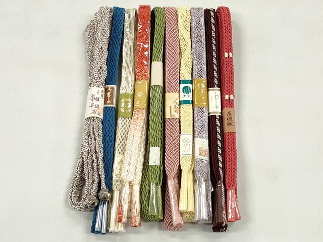 ■■■　商品詳細　■■■ 【未使用】 ※こちらのお品はまとめての出品となりますので、 汚れ・サイズ等の詳細は記載しておりません。 ご理解の上でのご入札をお願い致します。 大変上質な逸品になります。 お安く出品致しますので、是非この機会にいかがでしょうか？ ■■■　注意事項　■■■ ■モニター発色の具合により色合いが異なる場合がございます。 ■寸法は多少の誤差が生じる場合がございますのでご了承ください。 ■縫込みの長さが左右非対称の場合は短い部分を記載しております。 左右非対称であってもご返品・お値引き等の保証は出来かねますので、ご了承の上ご購入をお願い致します。 ■シミ等のチェックには注意を払っておりますが、見落としがある場合もございますし、個人の見解も様々ですので神経質な方のご購入はお控えください。 ■箪笥に入っておりました着物や帯なので畳みシワや匂いがあるものもございます。 ■お休みは基本的に土日祝となりますが、その他臨時でお休みする場合がございますのでご了承ください。 ■商品の発送は平日のみの発送となります。 ■夜間と土曜、日曜日はお問い合わせの回答が遅れる場合がございます。 ■当店では、お直し、紋入れ、お手入れ等は承っておりません。 ■生地の状態（ヤケ、経年劣化等）によってはサイズ直しが出来ない場合がございます。 その点もどうかご了承のうえ、ご購入をお願いいたします。 ■弊社で取り扱う商品は一点ものにつき、時期や在庫状況に応じて金額が変更となる場合がございます。 ■検針は行っておりません。予めご了承いただきますようお願いいたします。 ■【洗える着物】と記載のある商品におきましては、商品お届け後に洗濯を行ってしまってからのご返品にはご対応しかねます。 念の為、専門店でのお手入れをお願いいたします。 ■写真に写っている物が全てになります。それ以外の付属品はございませんのでご了承ください。 ■状態に関する写真につきましては、掲載可能な写真枚数に限りがあるため、各箇所につき1枚参考画像を掲載しております。 ■着物のサイズ目安は下記を参考ください↓ ＜女性着物＞　お端折り次第で＋5cm　－1cmが着用可能サイズ 　例）身丈170cmの場合、身長160cm～175cm ＜男性着物＞　身丈＋約25cm～27cm程が適応身長 　例）身丈155cmの場合、身長180～182cm
