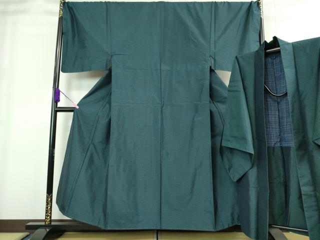 ■■■　サイズ　■■■ 【着物】 身丈 151.5cm（肩から） 裄丈 73.5cm 袖丈 51cm 袖幅 36.5cm 前幅 28.5cm 後幅 33cm 着物縫いこみ 内揚げ 6.5cm 裄 お袖側 約 5.5cm　身頃側 約 4cm 【羽織】 身丈 99cm（肩から） 裄丈 74.5cm 袖丈 52cm 袖幅 37.5cm 前幅 22cm 後幅 32.5cm 裄 お袖側 約 5cm　身頃側 約 3.5cm ■■■　商品詳細　■■■ 【正絹・未使用】 状態は特に目立ったシミ汚れなどもなく大変良い状態です。 大変上質な極上の逸品になります。 お安く出品致しますので、是非この機会にいかがでしょうか？ ■■■　注意事項　■■■ ■モニター発色の具合により色合いが異なる場合がございます。 ■寸法は多少の誤差が生じる場合がございますのでご了承ください。 ■縫込みの長さが左右非対称の場合は短い部分を記載しております。 左右非対称であってもご返品・お値引き等の保証は出来かねますので、ご了承の上ご購入をお願い致します。 ■シミ等のチェックには注意を払っておりますが、見落としがある場合もございますし、個人の見解も様々ですので神経質な方のご購入はお控えください。 ■箪笥に入っておりました着物や帯なので畳みシワや匂いがあるものもございます。 ■お休みは基本的に土日祝となりますが、その他臨時でお休みする場合がございますのでご了承ください。 ■商品の発送は平日のみの発送となります。 ■夜間と土曜、日曜日はお問い合わせの回答が遅れる場合がございます。 ■当店では、お直し、紋入れ、お手入れ等は承っておりません。 ■生地の状態（ヤケ、経年劣化等）によってはサイズ直しが出来ない場合がございます。 その点もどうかご了承のうえ、ご購入をお願いいたします。 ■弊社で取り扱う商品は一点ものにつき、時期や在庫状況に応じて金額が変更となる場合がございます。 ■検針は行っておりません。予めご了承いただきますようお願いいたします。 ■【洗える着物】と記載のある商品におきましては、商品お届け後に洗濯を行ってしまってからのご返品にはご対応しかねます。 念の為、専門店でのお手入れをお願いいたします。 ■写真に写っている物が全てになります。 それ以外の付属品はございませんのでご了承ください。 ■状態に関する写真につきましては、掲載可能な写真枚数に限りがあるため、 各箇所につき1枚参考画像を掲載しております。 ■着物のサイズ目安は下記を参考ください↓ ＜女性着物＞　お端折り次第で＋5cm　−10cmが着用可能サイズ 　例）身丈170cmの場合、身長160cm〜175cm ＜男性着物＞　身丈＋約25cm〜27cm程が適応身長 　例）身丈155cmの場合、身長180cm〜182cm