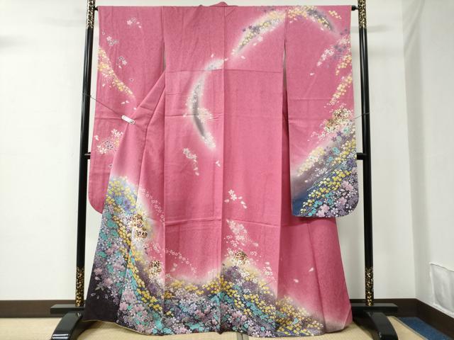 ■■■　サイズ　■■■ 身丈 165cm（肩から） 裄丈 65.5cm 袖丈 108cm　縫込み 9cm 袖幅 33cm 前幅 24.5cm 後幅 30cm 着物縫いこみ 内揚げ 10cm 裄 お袖側 約1.5cm　身頃側 約4cm ■■■　商品詳細　■■■ 【正絹】 状態は接写画像のように衿裏に薄い汚れがございますがその他表地は特に目立ったシミ汚れなどもなく大変良い状態です。 大変上質な逸品になります。 お安く出品致しますので、是非この機会にいかがでしょうか？ ■■■　注意事項　■■■ ■モニター発色の具合により色合いが異なる場合がございます。 ■寸法は多少の誤差が生じる場合がございますのでご了承ください。 ■縫込みの長さが左右非対称の場合は短い部分を記載しております。 左右非対称であってもご返品・お値引き等の保証は出来かねますので、ご了承の上ご購入をお願い致します。 ■シミ等のチェックには注意を払っておりますが、見落としがある場合もございますし、個人の見解も様々ですので神経質な方のご購入はお控えください。 ■箪笥に入っておりました着物や帯なので畳みシワや匂いがあるものもございます。 ■お休みは基本的に土日祝となりますが、その他臨時でお休みする場合がございますのでご了承ください。 ■商品の発送は平日のみの発送となります。 ■夜間と土曜、日曜日はお問い合わせの回答が遅れる場合がございます。 ■当店では、お直し、紋入れ、お手入れ等は承っておりません。 ■生地の状態（ヤケ、経年劣化等）によってはサイズ直しが出来ない場合がございます。 その点もどうかご了承のうえ、ご購入をお願いいたします。 ■弊社で取り扱う商品は一点ものにつき、時期や在庫状況に応じて金額が変更となる場合がございます。 ■検針は行っておりません。予めご了承いただきますようお願いいたします。 ■【洗える着物】と記載のある商品におきましては、商品お届け後に洗濯を行ってしまってからのご返品にはご対応しかねます。 念の為、専門店でのお手入れをお願いいたします。 ■着物のサイズ目安は下記を参考ください↓ ＜女性着物＞　お端折り次第で＋5cm　−1cmが着用可能サイズ 　例）身丈170cmの場合、身長160cm〜175cm ＜男性着物＞　身丈＋約25cm〜27cm程が適応身長 　例）身丈155cmの場合、身長180〜182cm