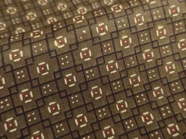 ■■■　サイズ　■■■ 身丈 145cm（肩から） 裄丈 67cm 袖丈 51cm　縫込み 3cm 袖幅 33cm 前幅 26cm 後幅 30cm 着物縫いこみ 内揚げ 3cm 裄 お袖側 約2cm　身頃側 約2cm ■■■　商品詳細　■■■ 【正絹】 状態は特に目立ったシミ汚れなどもなく大変良い状態です。 大変上質な逸品になります。 お安く出品致しますので、是非この機会にいかがでしょうか？ ■■■　注意事項　■■■ ■モニター発色の具合により色合いが異なる場合がございます。 ■寸法は多少の誤差が生じる場合がございますのでご了承ください。 ■縫込みの長さが左右非対称の場合は短い部分を記載しております。 左右非対称であってもご返品・お値引き等の保証は出来かねますので、ご了承の上ご購入をお願い致します。 ■シミ等のチェックには注意を払っておりますが、見落としがある場合もございますし、個人の見解も様々ですので神経質な方のご購入はお控えください。 ■箪笥に入っておりました着物や帯なので畳みシワや匂いがあるものもございます。 ■お休みは基本的に土日祝となりますが、その他臨時でお休みする場合がございますのでご了承ください。 ■商品の発送は平日のみの発送となります。 ■夜間と土曜、日曜日はお問い合わせの回答が遅れる場合がございます。 ■当店では、お直し、紋入れ、お手入れ等は承っておりません。 ■生地の状態（ヤケ、経年劣化等）によってはサイズ直しが出来ない場合がございます。 その点もどうかご了承のうえ、ご購入をお願いいたします。 ■弊社で取り扱う商品は一点ものにつき、時期や在庫状況に応じて金額が変更となる場合がございます。 ■検針は行っておりません。予めご了承いただきますようお願いいたします。 ■【洗える着物】と記載のある商品におきましては、商品お届け後に洗濯を行ってしまってからのご返品にはご対応しかねます。 念の為、専門店でのお手入れをお願いいたします。 ■着物のサイズ目安は下記を参考ください↓ ＜女性着物＞　お端折り次第で＋5cm　−1cmが着用可能サイズ 　例）身丈170cmの場合、身長160cm〜175cm ＜男性着物＞　身丈＋約25cm〜27cm程が適応身長 　例）身丈155cmの場合、身長180〜182cm