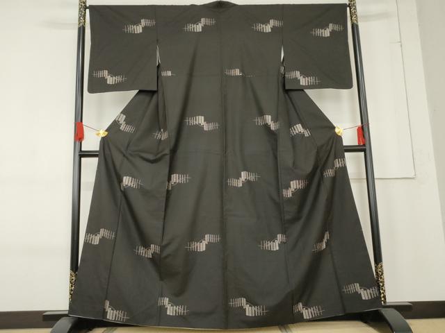 ■■■　サイズ　■■■ 身丈 160cm（肩から） 裄丈 66.5cm 袖丈 49cm　縫込み 0cm 袖幅 33.5cm 前幅 24cm 後幅 30.5cm 着物縫いこみ 内揚げ 0cm 裄 お袖側 約2.5cm　身頃側 約2.5cm ■■■　商品詳細　■■■ 【正絹】 状態は接写画像のように衿山に汚れがございますが その他特に目立ったシミ汚れなどもなく大変良い状態です。 大変上質な逸品になります。 お安く出品致しますので、是非この機会にいかがでしょうか？ ■■■　注意事項　■■■ ■モニター発色の具合により色合いが異なる場合がございます。 ■寸法は多少の誤差が生じる場合がございますのでご了承ください。 ■縫込みの長さが左右非対称の場合は短い部分を記載しております。 左右非対称であってもご返品・お値引き等の保証は出来かねますので、ご了承の上ご購入をお願い致します。 ■シミ等のチェックには注意を払っておりますが、見落としがある場合もございますし、個人の見解も様々ですので神経質な方のご購入はお控えください。 ■箪笥に入っておりました着物や帯なので畳みシワや匂いがあるものもございます。 ■お休みは基本的に土日祝となりますが、その他臨時でお休みする場合がございますのでご了承ください。 ■商品の発送は平日のみの発送となります。 ■夜間と土曜、日曜日はお問い合わせの回答が遅れる場合がございます。 ■当店では、お直し、紋入れ、お手入れ等は承っておりません。 ■生地の状態（ヤケ、経年劣化等）によってはサイズ直しが出来ない場合がございます。 その点もどうかご了承のうえ、ご購入をお願いいたします。 ■弊社で取り扱う商品は一点ものにつき、時期や在庫状況に応じて金額が変更となる場合がございます。 ■検針は行っておりません。予めご了承いただきますようお願いいたします。 ■【洗える着物】と記載のある商品におきましては、商品お届け後に洗濯を行ってしまってからのご返品にはご対応しかねます。 念の為、専門店でのお手入れをお願いいたします。 ■着物のサイズ目安は下記を参考ください↓ ＜女性着物＞　お端折り次第で＋5cm　−1cmが着用可能サイズ 　例）身丈170cmの場合、身長160cm〜175cm ＜男性着物＞　身丈＋約25cm〜27cm程が適応身長 　例）身丈155cmの場合、身長180〜182cm