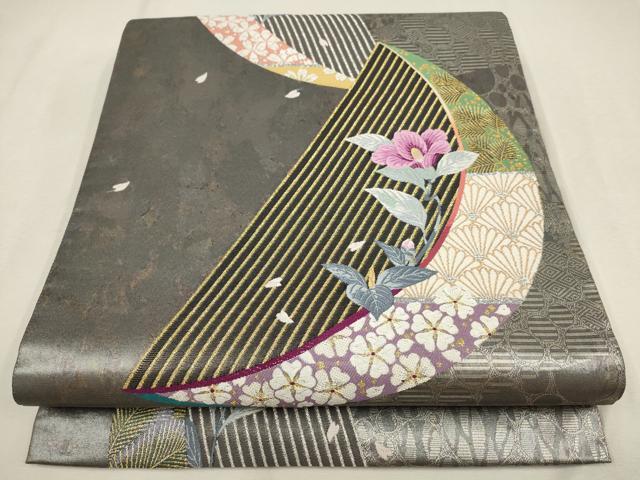 ■■■　サイズ　■■■ 長さ 432cm 幅 30.5cm程 ■■■　商品詳細　■■■ 【正絹】 状態は締めてはおりますが 特に目立ったシミ汚れなどもなく大変良い状態です。 大変上質な逸品になります。 お安く出品致しますので、是非この機会にいかがでしょうか？ ■■■　注意事項　■■■ ■モニター発色の具合により色合いが異なる場合がございます。 ■寸法は多少の誤差が生じる場合がございますのでご了承ください。 ■縫込みの長さが左右非対称の場合は短い部分を記載しております。 左右非対称であってもご返品・お値引き等の保証は出来かねますので、ご了承の上ご購入をお願い致します。 ■シミ等のチェックには注意を払っておりますが、見落としがある場合もございますし、個人の見解も様々ですので神経質な方のご購入はお控えください。 ■箪笥に入っておりました着物や帯なので畳みシワや匂いがあるものもございます。 ■お休みは基本的に土日祝となりますが、その他臨時でお休みする場合がございますのでご了承ください。 ■商品の発送は平日のみの発送となります。 ■夜間と土曜、日曜日はお問い合わせの回答が遅れる場合がございます。 ■当店では、お直し、紋入れ、お手入れ等は承っておりません。 ■生地の状態（ヤケ、経年劣化等）によってはサイズ直しが出来ない場合がございます。 その点もどうかご了承のうえ、ご購入をお願いいたします。 ■弊社で取り扱う商品は一点ものにつき、時期や在庫状況に応じて金額が変更となる場合がございます。 ■検針は行っておりません。予めご了承いただきますようお願いいたします。 ■【洗える着物】と記載のある商品におきましては、商品お届け後に洗濯を行ってしまってからのご返品にはご対応しかねます。 念の為、専門店でのお手入れをお願いいたします。 ■着物のサイズ目安は下記を参考ください↓ ＜女性着物＞　お端折り次第で＋5cm　−1cmが着用可能サイズ 　例）身丈170cmの場合、身長160cm〜175cm ＜男性着物＞　身丈＋約25cm〜27cm程が適応身長 　例）身丈155cmの場合、身長180〜182cm