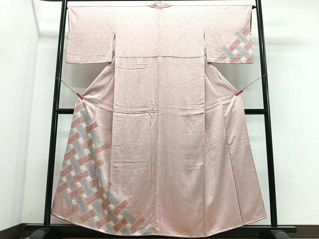 ■■■　サイズ　■■■ 身丈 155cm（肩から） 裄丈 65cm 袖丈 44cm　縫込み 3cm 袖幅 33.5cm 前幅 25cm 後幅 30cm 着物縫いこみ 内揚げ 4.5cm 裄 お袖側 約3cm　身頃側 約2.5cm ■■■　商品詳細　■■■ 【正絹】 状態は画像を添付しておりますので、そちらをご確認下さいますよう宜しくお願い致します。 大変上質な逸品になります。 お安く出品致しますので、是非この機会にいかがでしょうか？ ■■■　注意事項　■■■ ■モニター発色の具合により色合いが異なる場合がございます。 ■寸法は多少の誤差が生じる場合がございますのでご了承ください。 ■縫込みの長さが左右非対称の場合は短い部分を記載しております。 左右非対称であってもご返品・お値引き等の保証は出来かねますので、ご了承の上ご購入をお願い致します。 ■シミ等のチェックには注意を払っておりますが、見落としがある場合もございますし、個人の見解も様々ですので神経質な方のご購入はお控えください。 ■箪笥に入っておりました着物や帯なので畳みシワや匂いがあるものもございます。 ■お休みは基本的に土日祝となりますが、その他臨時でお休みする場合がございますのでご了承ください。 ■商品の発送は平日のみの発送となります。 ■夜間と土曜、日曜日はお問い合わせの回答が遅れる場合がございます。 ■当店では、お直し、紋入れ、お手入れ等は承っておりません。 ■生地の状態（ヤケ、経年劣化等）によってはサイズ直しが出来ない場合がございます。 その点もどうかご了承のうえ、ご購入をお願いいたします。 ■弊社で取り扱う商品は一点ものにつき、時期や在庫状況に応じて金額が変更となる場合がございます。 ■検針は行っておりません。予めご了承いただきますようお願いいたします。 ■【洗える着物】と記載のある商品におきましては、商品お届け後に洗濯を行ってしまってからのご返品にはご対応しかねます。 念の為、専門店でのお手入れをお願いいたします。 ■写真に写っている物が全てになります。それ以外の付属品はございませんのでご了承ください。 ■状態に関する写真につきましては、掲載可能な写真枚数に限りがあるため、各箇所につき1枚参考画像を掲載しております。 ■着物のサイズ目安は下記を参考ください↓ ＜女性着物＞　お端折り次第で＋5cm　－1cmが着用可能サイズ 　例）身丈170cmの場合、身長160cm～175cm ＜男性着物＞　身丈＋約25cm～27cm程が適応身長 　例）身丈155cmの場合、身長180～182cm