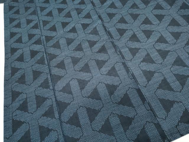 ■■■　サイズ　■■■ 身丈 161.5cm（肩から） 裄丈 65cm 袖丈 49.5cm　縫込み 4cm 袖幅 32.5cm 前幅 22.5cm 後幅 30.5cm 着物縫いこみ 内揚げ 2cm 裄 お袖側 約3cm　身頃側 約3cm ■■■　商品詳細　■■■ 【正絹】 状態は接写画像のように胴裏に薄い汚れがございますがその他表地は特に目立ったシミ汚れなどもなく大変良い状態です。 気にならない方であればそのままお召しになれるかと思います。 大変上質な逸品になります。 お安く出品致しますので、是非この機会にいかがでしょうか？ ■■■　注意事項　■■■ ■モニター発色の具合により色合いが異なる場合がございます。 ■寸法は多少の誤差が生じる場合がございますのでご了承ください。 ■縫込みの長さが左右非対称の場合は短い部分を記載しております。 左右非対称であってもご返品・お値引き等の保証は出来かねますので、ご了承の上ご購入をお願い致します。 ■シミ等のチェックには注意を払っておりますが、見落としがある場合もございますし、個人の見解も様々ですので神経質な方のご購入はお控えください。 ■箪笥に入っておりました着物や帯なので畳みシワや匂いがあるものもございます。 ■お休みは基本的に土日祝となりますが、その他臨時でお休みする場合がございますのでご了承ください。 ■商品の発送は平日のみの発送となります。 ■夜間と土曜、日曜日はお問い合わせの回答が遅れる場合がございます。 ■当店では、お直し、紋入れ、お手入れ等は承っておりません。 ■生地の状態（ヤケ、経年劣化等）によってはサイズ直しが出来ない場合がございます。 その点もどうかご了承のうえ、ご購入をお願いいたします。 ■弊社で取り扱う商品は一点ものにつき、時期や在庫状況に応じて金額が変更となる場合がございます。 ■検針は行っておりません。予めご了承いただきますようお願いいたします。 ■【洗える着物】と記載のある商品におきましては、商品お届け後に洗濯を行ってしまってからのご返品にはご対応しかねます。 念の為、専門店でのお手入れをお願いいたします。 ■着物のサイズ目安は下記を参考ください↓ ＜女性着物＞　お端折り次第で＋5?　−10?が着用可能サイズ 　例）身丈170?の場合、身長160?〜175? ＜男性着物＞　身丈＋約25?〜27?程が適応身長 　例）身丈155?の場合、身長180〜182?