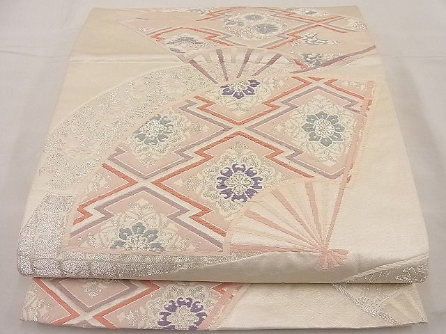 ■■■　サイズ　■■■ 長さ 414cm 幅 31cm程 ■■■　商品詳細　■■■ 【正絹】 状態は接写画像のように 裏地に薄い汚れがございますが その他表地は特に目立ったシミ汚れなどもなく大変良い状態です。 大変上質な逸品になります。 お安く出品致しますので、是非この機会にいかがでしょうか？ ■■■　注意事項　■■■ ■モニター発色の具合により色合いが異なる場合がございます。 ■寸法は多少の誤差が生じる場合がございますのでご了承ください。 ■縫込みの長さが左右非対称の場合は短い部分を記載しております。 左右非対称であってもご返品・お値引き等の保証は出来かねますので、ご了承の上ご購入をお願い致します。 ■シミ等のチェックには注意を払っておりますが、見落としがある場合もございますし、個人の見解も様々ですので神経質な方のご購入はお控えください。 ■箪笥に入っておりました着物や帯なので畳みシワや匂いがあるものもございます。 ■お休みは基本的に土日祝となりますが、その他臨時でお休みする場合がございますのでご了承ください。 ■商品の発送は平日のみの発送となります。 ■夜間と土曜、日曜日はお問い合わせの回答が遅れる場合がございます。 ■当店では、お直し、紋入れ、お手入れ等は承っておりません。 ■生地の状態（ヤケ、経年劣化等）によってはサイズ直しが出来ない場合がございます。 その点もどうかご了承のうえ、ご購入をお願いいたします。 ■弊社で取り扱う商品は一点ものにつき、時期や在庫状況に応じて金額が変更となる場合がございます。 ■検針は行っておりません。予めご了承いただきますようお願いいたします。 ■【洗える着物】と記載のある商品におきましては、商品お届け後に洗濯を行ってしまってからのご返品にはご対応しかねます。 念の為、専門店でのお手入れをお願いいたします。 ■着物のサイズ目安は下記を参考ください↓ ＜女性着物＞　お端折り次第で＋5cm　−1cmが着用可能サイズ 　例）身丈170cmの場合、身長160cm〜175cm ＜男性着物＞　身丈＋約25cm〜27cm程が適応身長 　例）身丈155cmの場合、身長180〜182cm