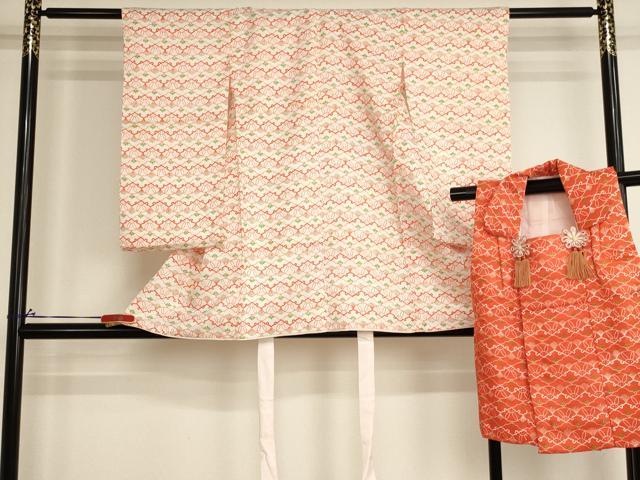 ■■■　サイズ　■■■ 【祝着】 身丈 83cm（肩から） 裄丈 47cm（肩上げ　0cm） 袖丈 62cm　縫込み 2cm 袖幅 25.5cm 前幅 16.5cm 後幅 21.5cm 着物縫いこみ 内揚げ 0cm （腰上げ　0cm） 裄 お袖側 約1.5cm　身頃側 約0cm 【被布】 身丈 55.5cm（肩から） 裄丈 13cm（肩上げ　2cm） ■■■　商品詳細　■■■ 着物【化繊】の状態は接写画像のように上前おくみ・上前・両袖・衿・胴裏・紐に汚れがございますが その他特に目立ったシミ汚れなどもなく大変良い状態です。 被布【化繊】の状態は接写画像のように胴裏に汚れがございますがその他特に目立ったシミ汚れなどもなく大変良い状態です。 お安く出品致しますので、是非この機会にいかがでしょうか？ ■■■　注意事項　■■■ ■モニター発色の具合により色合いが異なる場合がございます。 ■寸法は多少の誤差が生じる場合がございますのでご了承ください。 ■縫込みの長さが左右非対称の場合は短い部分を記載しております。 左右非対称であってもご返品・お値引き等の保証は出来かねますので、ご了承の上ご購入をお願い致します。 ■シミ等のチェックには注意を払っておりますが、見落としがある場合もございますし、個人の見解も様々ですので神経質な方のご購入はお控えください。 ■箪笥に入っておりました着物や帯なので畳みシワや匂いがあるものもございます。 ■お休みは基本的に土日祝となりますが、その他臨時でお休みする場合がございますのでご了承ください。 ■商品の発送は平日のみの発送となります。 ■夜間と土曜、日曜日はお問い合わせの回答が遅れる場合がございます。 ■当店では、お直し、紋入れ、お手入れ等は承っておりません。 ■生地の状態（ヤケ、経年劣化等）によってはサイズ直しが出来ない場合がございます。 その点もどうかご了承のうえ、ご購入をお願いいたします。 ■弊社で取り扱う商品は一点ものにつき、時期や在庫状況に応じて金額が変更となる場合がございます。 ■検針は行っておりません。予めご了承いただきますようお願いいたします。 ■【洗える着物】と記載のある商品におきましては、商品お届け後に洗濯を行ってしまってからのご返品にはご対応しかねます。 念の為、専門店でのお手入れをお願いいたします。 ■写真に写っている物が全てになります。それ以外の付属品はございませんのでご了承ください。 ■状態に関する写真につきましては、掲載可能な写真枚数に限りがあるため、各箇所につき1枚参考画像を掲載しております。 ■着物のサイズ目安は下記を参考ください↓ ＜女性着物＞　お端折り次第で＋5cm　−1cmが着用可能サイズ 　例）身丈170cmの場合、身長160cm〜175cm ＜男性着物＞　身丈＋約25cm〜27cm程が適応身長 　例）身丈155cmの場合、身長180〜182cm