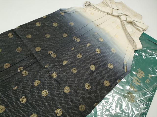■■■　サイズ　■■■ 紐下丈　約90cm ■■■　商品詳細　■■■ 【交織】 状態は特に目立ったシミ汚れなどもなく大変良い状態です。 お安く出品致しますので、是非この機会にいかがでしょうか？ ■■■　注意事項　■■■ ■モニター発色の具合により色合いが異なる場合がございます。 ■寸法は多少の誤差が生じる場合がございますのでご了承ください。 ■縫込みの長さが左右非対称の場合は短い部分を記載しております。 左右非対称であってもご返品・お値引き等の保証は出来かねますので、ご了承の上ご購入をお願い致します。 ■シミ等のチェックには注意を払っておりますが、見落としがある場合もございますし、個人の見解も様々ですので神経質な方のご購入はお控えください。 ■箪笥に入っておりました着物や帯なので畳みシワや匂いがあるものもございます。 ■お休みは基本的に土日祝となりますが、その他臨時でお休みする場合がございますのでご了承ください。 ■商品の発送は平日のみの発送となります。 ■夜間と土曜、日曜日はお問い合わせの回答が遅れる場合がございます。 ■当店では、お直し、紋入れ、お手入れ等は承っておりません。 ■生地の状態（ヤケ、経年劣化等）によってはサイズ直しが出来ない場合がございます。 その点もどうかご了承のうえ、ご購入をお願いいたします。 ■弊社で取り扱う商品は一点ものにつき、時期や在庫状況に応じて金額が変更となる場合がございます。 ■検針は行っておりません。予めご了承いただきますようお願いいたします。 ■【洗える着物】と記載のある商品におきましては、商品お届け後に洗濯を行ってしまってからのご返品にはご対応しかねます。 念の為、専門店でのお手入れをお願いいたします。 ■写真に写っている物が全てになります。それ以外の付属品はございませんのでご了承ください。 ■状態に関する写真につきましては、掲載可能な写真枚数に限りがあるため、各箇所につき1枚参考画像を掲載しております。 ■着物のサイズ目安は下記を参考ください↓ ＜女性着物＞　お端折り次第で＋5cm　－1cmが着用可能サイズ 　例）身丈170cmの場合、身長160cm～175cm ＜男性着物＞　身丈＋約25cm～27cm程が適応身長 　例）身丈155cmの場合、身長180～182cm