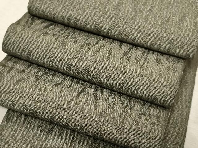■■■　サイズ　■■■ 長さ 392cm 幅 10.5cm程 ■■■　商品詳細　■■■ 【化繊】 状態は締めてはおりますが 特に目立ったシミ汚れなどもなく大変良い状態です。 お安く出品致しますので、是非この機会にいかがでしょうか？ ■■■　注意事項　■■■ ■モニター発色の具合により色合いが異なる場合がございます。 ■寸法は多少の誤差が生じる場合がございますのでご了承ください。 ■縫込みの長さが左右非対称の場合は短い部分を記載しております。 左右非対称であってもご返品・お値引き等の保証は出来かねますので、ご了承の上ご購入をお願い致します。 ■シミ等のチェックには注意を払っておりますが、見落としがある場合もございますし、個人の見解も様々ですので神経質な方のご購入はお控えください。 ■箪笥に入っておりました着物や帯なので畳みシワや匂いがあるものもございます。 ■お休みは基本的に土日祝となりますが、その他臨時でお休みする場合がございますのでご了承ください。 ■商品の発送は平日のみの発送となります。 ■夜間と土曜、日曜日はお問い合わせの回答が遅れる場合がございます。 ■当店では、お直し、紋入れ、お手入れ等は承っておりません。 ■生地の状態（ヤケ、経年劣化等）によってはサイズ直しが出来ない場合がございます。 その点もどうかご了承のうえ、ご購入をお願いいたします。 ■弊社で取り扱う商品は一点ものにつき、時期や在庫状況に応じて金額が変更となる場合がございます。 ■検針は行っておりません。予めご了承いただきますようお願いいたします。 ■【洗える着物】と記載のある商品におきましては、商品お届け後に洗濯を行ってしまってからのご返品にはご対応しかねます。 念の為、専門店でのお手入れをお願いいたします。 ■写真に写っている物が全てになります。それ以外の付属品はございませんのでご了承ください。 ■状態に関する写真につきましては、掲載可能な写真枚数に限りがあるため、各箇所につき1枚参考画像を掲載しております。 ■着物のサイズ目安は下記を参考ください↓ ＜女性着物＞　お端折り次第で＋5cm　－1cmが着用可能サイズ 　例）身丈170cmの場合、身長160cm～175cm ＜男性着物＞　身丈＋約25cm～27cm程が適応身長 　例）身丈155cmの場合、身長180～182cm