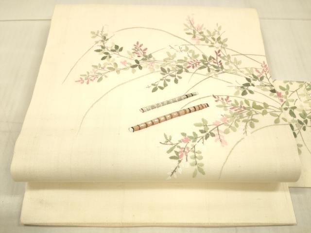 ■■■　サイズ　■■■ 長さ 359.5cm 幅 29.5cm程 ■■■　商品詳細　■■■ 【麻】 状態は接写画像のように 裏地に薄い汚れがございますが その他表地は特に目立ったシミ汚れなどもなく大変良い状態です。 着用時には見えない部分になるかと思いますので あまり気にならずお召になれるかと思います。 大変上質な逸品になります。 お安く出品致しますので、是非この機会にいかがでしょうか？ ■■■　注意事項　■■■ ■モニター発色の具合により色合いが異なる場合がございます。 ■寸法は多少の誤差が生じる場合がございますのでご了承ください。 ■縫込みの長さが左右非対称の場合は短い部分を記載しております。 左右非対称であってもご返品・お値引き等の保証は出来かねますので、ご了承の上ご購入をお願い致します。 ■シミ等のチェックには注意を払っておりますが、見落としがある場合もございますし、個人の見解も様々ですので神経質な方のご購入はお控えください。 ■箪笥に入っておりました着物や帯なので畳みシワや匂いがあるものもございます。 ■お休みは基本的に土日祝となりますが、その他臨時でお休みする場合がございますのでご了承ください。 ■商品の発送は平日のみの発送となります。 ■夜間と土曜、日曜日はお問い合わせの回答が遅れる場合がございます。 ■当店では、お直し、紋入れ、お手入れ等は承っておりません。 ■生地の状態（ヤケ、経年劣化等）によってはサイズ直しが出来ない場合がございます。 その点もどうかご了承のうえ、ご購入をお願いいたします。 ■弊社で取り扱う商品は一点ものにつき、時期や在庫状況に応じて金額が変更となる場合がございます。 ■検針は行っておりません。予めご了承いただきますようお願いいたします。 ■【洗える着物】と記載のある商品におきましては、商品お届け後に洗濯を行ってしまってからのご返品にはご対応しかねます。 念の為、専門店でのお手入れをお願いいたします。 ■着物のサイズ目安は下記を参考ください↓ ＜女性着物＞　お端折り次第で＋5?　−10?が着用可能サイズ 　例）身丈170?の場合、身長160?〜175? ＜男性着物＞　身丈＋約25?〜27?程が適応身長 　例）身丈155?の場合、身長180〜182?