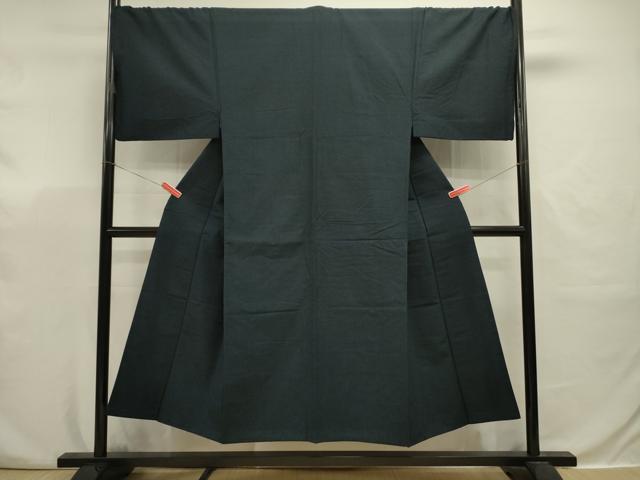 ■■■　サイズ　■■■ 身丈 145cm（肩から） 裄丈 70.5cm 袖丈 47.5cm　縫込み 5cm 袖幅 36cm 前幅 25cm 後幅 31cm 着物縫いこみ 内揚げ 7cm 裄 お袖側 約1.5cm　身頃側 約1.5cm ■■■　商品詳細　■■■ 【正絹】 状態は特に目立ったシミ汚れなどもなく大変良い状態です。 大変上質な逸品になります。 お安く出品致しますので、是非この機会にいかがでしょうか？ ■■■　注意事項　■■■ ■モニター発色の具合により色合いが異なる場合がございます。 ■寸法は多少の誤差が生じる場合がございますのでご了承ください。 ■縫込みの長さが左右非対称の場合は短い部分を記載しております。 左右非対称であってもご返品・お値引き等の保証は出来かねますので、ご了承の上ご購入をお願い致します。 ■シミ等のチェックには注意を払っておりますが、見落としがある場合もございますし、個人の見解も様々ですので神経質な方のご購入はお控えください。 ■箪笥に入っておりました着物や帯なので畳みシワや匂いがあるものもございます。 ■お休みは基本的に土日祝となりますが、その他臨時でお休みする場合がございますのでご了承ください。 ■商品の発送は平日のみの発送となります。 ■夜間と土曜、日曜日はお問い合わせの回答が遅れる場合がございます。 ■当店では、お直し、紋入れ、お手入れ等は承っておりません。 ■生地の状態（ヤケ、経年劣化等）によってはサイズ直しが出来ない場合がございます。 その点もどうかご了承のうえ、ご購入をお願いいたします。 ■弊社で取り扱う商品は一点ものにつき、時期や在庫状況に応じて金額が変更となる場合がございます。 ■検針は行っておりません。予めご了承いただきますようお願いいたします。 ■【洗える着物】と記載のある商品におきましては、商品お届け後に洗濯を行ってしまってからのご返品にはご対応しかねます。 念の為、専門店でのお手入れをお願いいたします。 ■写真に写っている物が全てになります。それ以外の付属品はございませんのでご了承ください。 ■状態に関する写真につきましては、掲載可能な写真枚数に限りがあるため、各箇所につき1枚参考画像を掲載しております。 ■着物のサイズ目安は下記を参考ください↓ ＜女性着物＞　お端折り次第で＋5cm　−1cmが着用可能サイズ 　例）身丈170cmの場合、身長160cm〜175cm ＜男性着物＞　身丈＋約25cm〜27cm程が適応身長 　例）身丈155cmの場合、身長180〜182cm