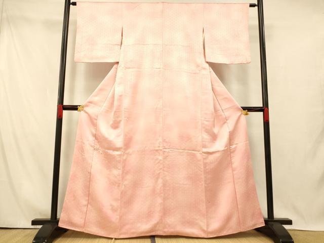 ■■■　サイズ　■■■ 身丈 160.5cm（肩から） 裄丈 62cm 袖丈 47cm　縫込み 3.5cm 袖幅 32cm 前幅 22.5cm 後幅 28.5cm 着物縫いこみ 内揚げ 2cm 裄 お袖側 約2cm　身頃側 約4cm ■■■　商品詳細　■■■ 【正絹・一つ紋】 状態は画像を添付しておりますので、そちらをご確認下さいますよう宜しくお願い致します。 大変上質な逸品になりますのでぜひお手入れをされてお召しになられてはいかがでしょうか。 お安く出品致しますので、是非この機会にいかがでしょうか？ ■■■　注意事項　■■■ ■モニター発色の具合により色合いが異なる場合がございます。 ■寸法は多少の誤差が生じる場合がございますのでご了承ください。 ■縫込みの長さが左右非対称の場合は短い部分を記載しております。 左右非対称であってもご返品・お値引き等の保証は出来かねますので、ご了承の上ご購入をお願い致します。 ■シミ等のチェックには注意を払っておりますが、見落としがある場合もございますし、個人の見解も様々ですので神経質な方のご購入はお控えください。 ■箪笥に入っておりました着物や帯なので畳みシワや匂いがあるものもございます。 ■お休みは基本的に土日祝となりますが、その他臨時でお休みする場合がございますのでご了承ください。 ■商品の発送は平日のみの発送となります。 ■夜間と土曜、日曜日はお問い合わせの回答が遅れる場合がございます。 ■当店では、お直し、紋入れ、お手入れ等は承っておりません。 ■生地の状態（ヤケ、経年劣化等）によってはサイズ直しが出来ない場合がございます。 その点もどうかご了承のうえ、ご購入をお願いいたします。 ■弊社で取り扱う商品は一点ものにつき、時期や在庫状況に応じて金額が変更となる場合がございます。 ■検針は行っておりません。予めご了承いただきますようお願いいたします。 ■【洗える着物】と記載のある商品におきましては、商品お届け後に洗濯を行ってしまってからのご返品にはご対応しかねます。 念の為、専門店でのお手入れをお願いいたします。 ■写真に写っている物が全てになります。それ以外の付属品はございませんのでご了承ください。 ■着物のサイズ目安は下記を参考ください↓ ＜女性着物＞　お端折り次第で＋5cm　−1cmが着用可能サイズ 　例）身丈170cmの場合、身長160cm〜175cm ＜男性着物＞　身丈＋約25cm〜27cm程が適応身長 　例）身丈155cmの場合、身長180〜182cm