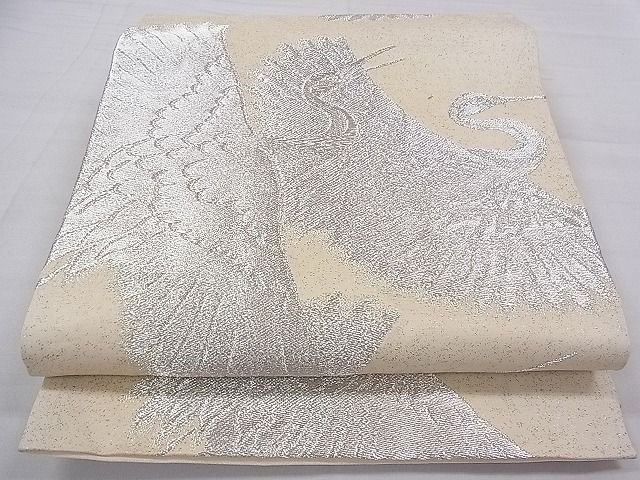 ■■■　サイズ　■■■ 長さ 428cm 幅 31cm程 ■■■　商品詳細　■■■ 【正絹】 状態は接写画像のように 柄止まりの折れ山に薄い汚れがございますが その他特に目立ったシミ汚れなどもなく大変良い状態です。 着用時には見えない部分になるかと思いますので あまり気にならずお召になれるかと思います。 大変上質な逸品になります。 お安く出品致しますので、是非この機会にいかがでしょうか？ ■■■　注意事項　■■■ ■モニター発色の具合により色合いが異なる場合がございます。 ■寸法は多少の誤差が生じる場合がございますのでご了承ください。 ■縫込みの長さが左右非対称の場合は短い部分を記載しております。 左右非対称であってもご返品・お値引き等の保証は出来かねますので、ご了承の上ご購入をお願い致します。 ■シミ等のチェックには注意を払っておりますが、見落としがある場合もございますし、個人の見解も様々ですので神経質な方のご購入はお控えください。 ■箪笥に入っておりました着物や帯なので畳みシワや匂いがあるものもございます。 ■お休みは基本的に土日祝となりますが、その他臨時でお休みする場合がございますのでご了承ください。 ■商品の発送は平日のみの発送となります。 ■夜間と土曜、日曜日はお問い合わせの回答が遅れる場合がございます。 ■当店では、お直し、紋入れ、お手入れ等は承っておりません。 ■生地の状態（ヤケ、経年劣化等）によってはサイズ直しが出来ない場合がございます。 その点もどうかご了承のうえ、ご購入をお願いいたします。 ■弊社で取り扱う商品は一点ものにつき、時期や在庫状況に応じて金額が変更となる場合がございます。 ■検針は行っておりません。予めご了承いただきますようお願いいたします。 ■【洗える着物】と記載のある商品におきましては、商品お届け後に洗濯を行ってしまってからのご返品にはご対応しかねます。 念の為、専門店でのお手入れをお願いいたします。 ■着物のサイズ目安は下記を参考ください↓ ＜女性着物＞　お端折り次第で＋5cm　−1cmが着用可能サイズ 　例）身丈170cmの場合、身長160cm〜175cm ＜男性着物＞　身丈＋約25cm〜27cm程が適応身長 　例）身丈155cmの場合、身長180〜182cm